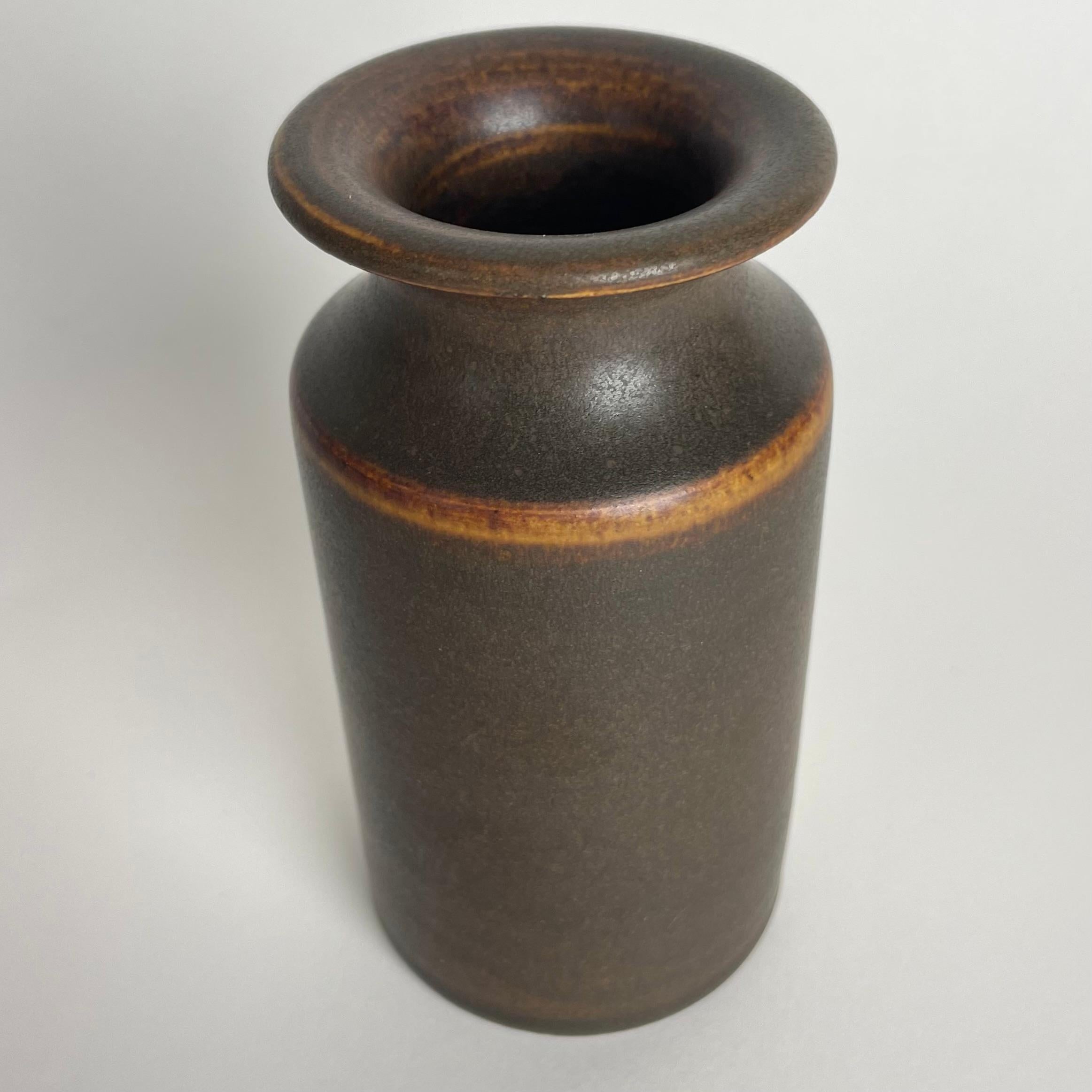 Svedese Bellissimo vaso in gres di Erich and Ingrid Triller, Tobo, della linea Mid-Century Modern in vendita