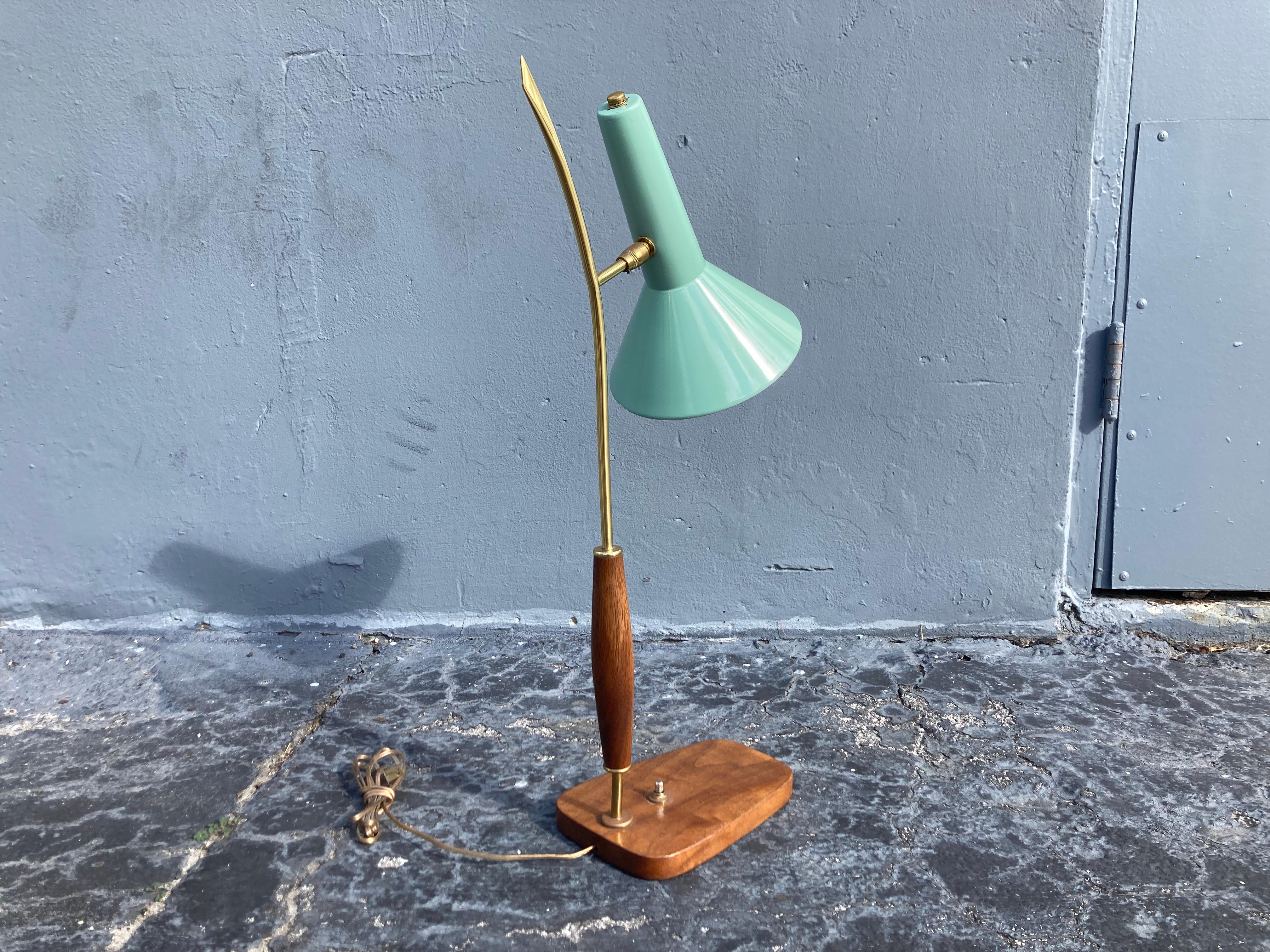 Beautiful Mid Century Modern Table Lamp, Brass, Walnut, 1950s For Sale 6