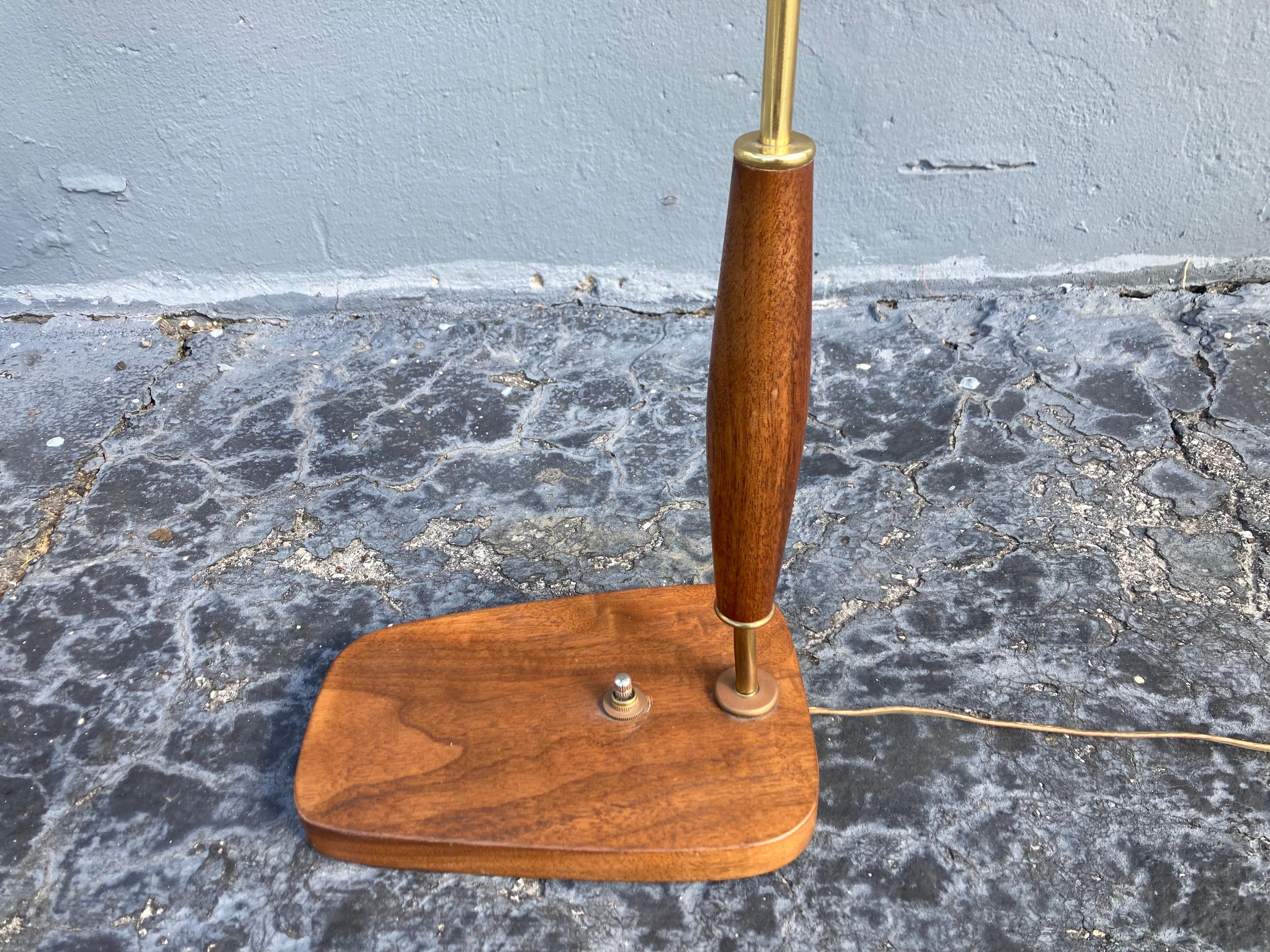 Beautiful Mid Century Modern Table Lamp, Brass, Walnut, 1950s For Sale 7