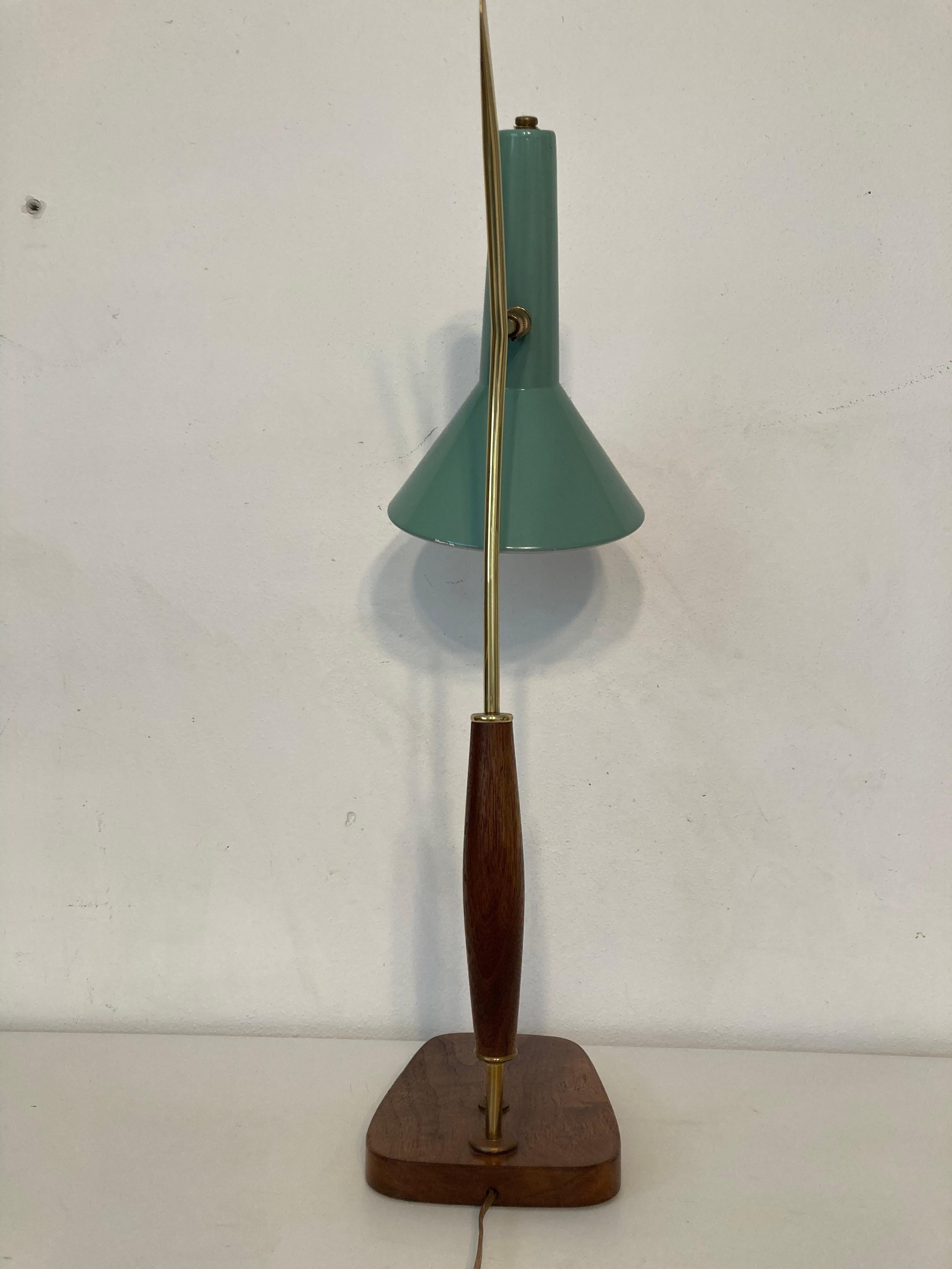 Beautiful Mid Century Modern Table Lamp, Brass, Walnut, 1950s For Sale 8