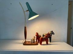 Preciosa lámpara de mesa moderna de mediados de siglo, latón, nogal, años 50