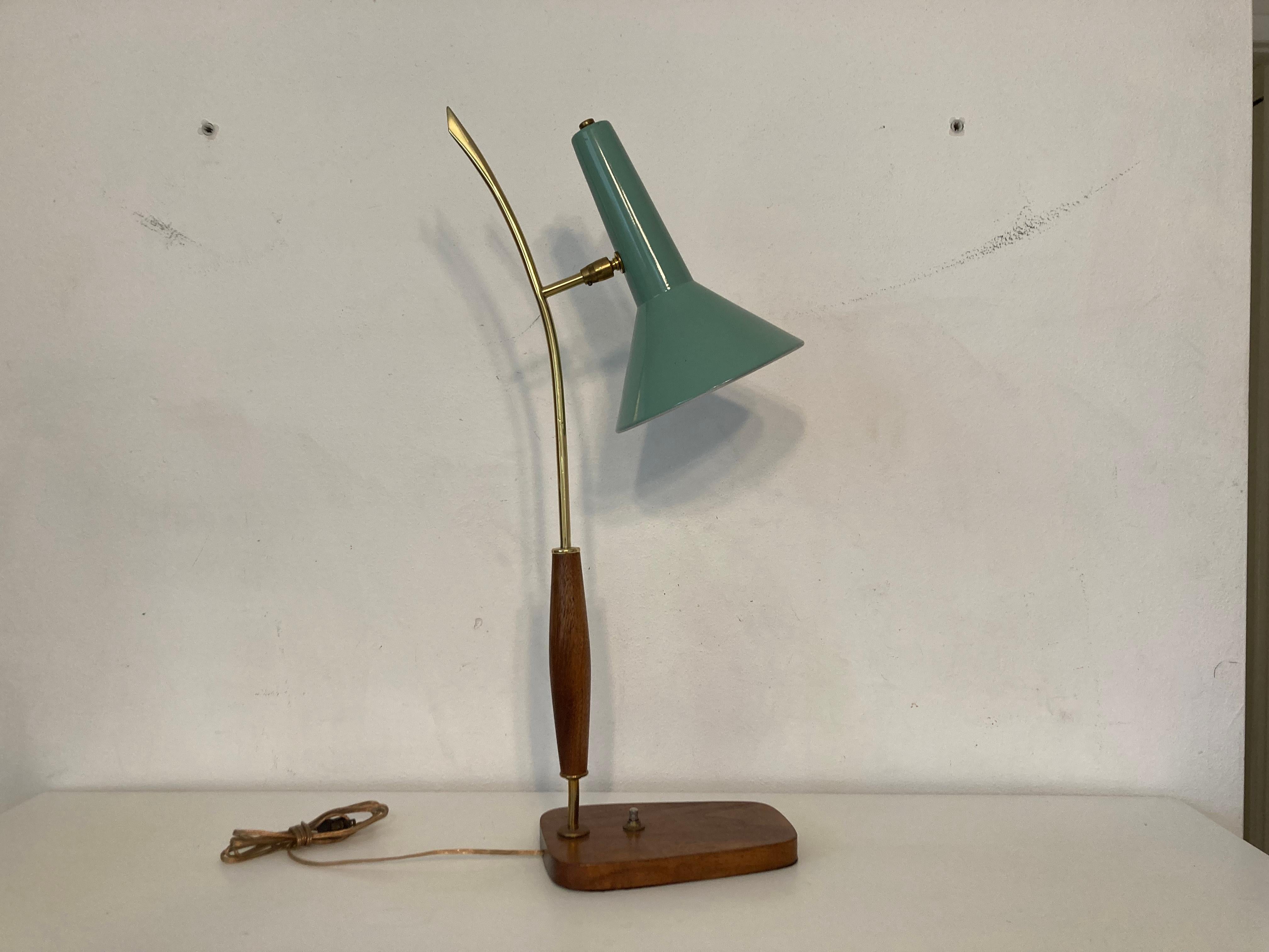 American Beautiful Mid Century Modern Table Lamp, Brass, Walnut, 1950s For Sale