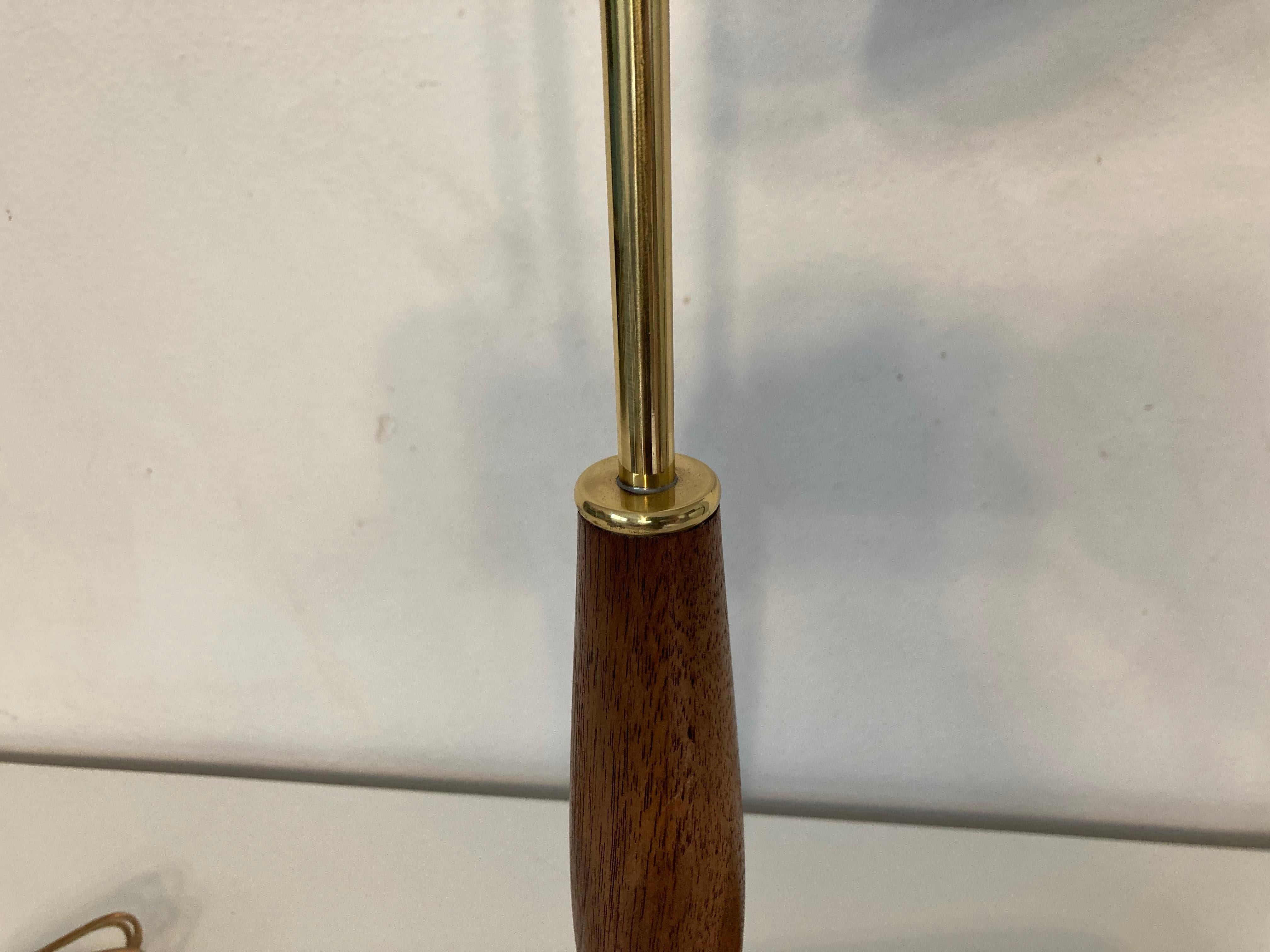 Beautiful Mid Century Modern Table Lamp, Brass, Walnut, 1950s In Good Condition For Sale In Miami, FL