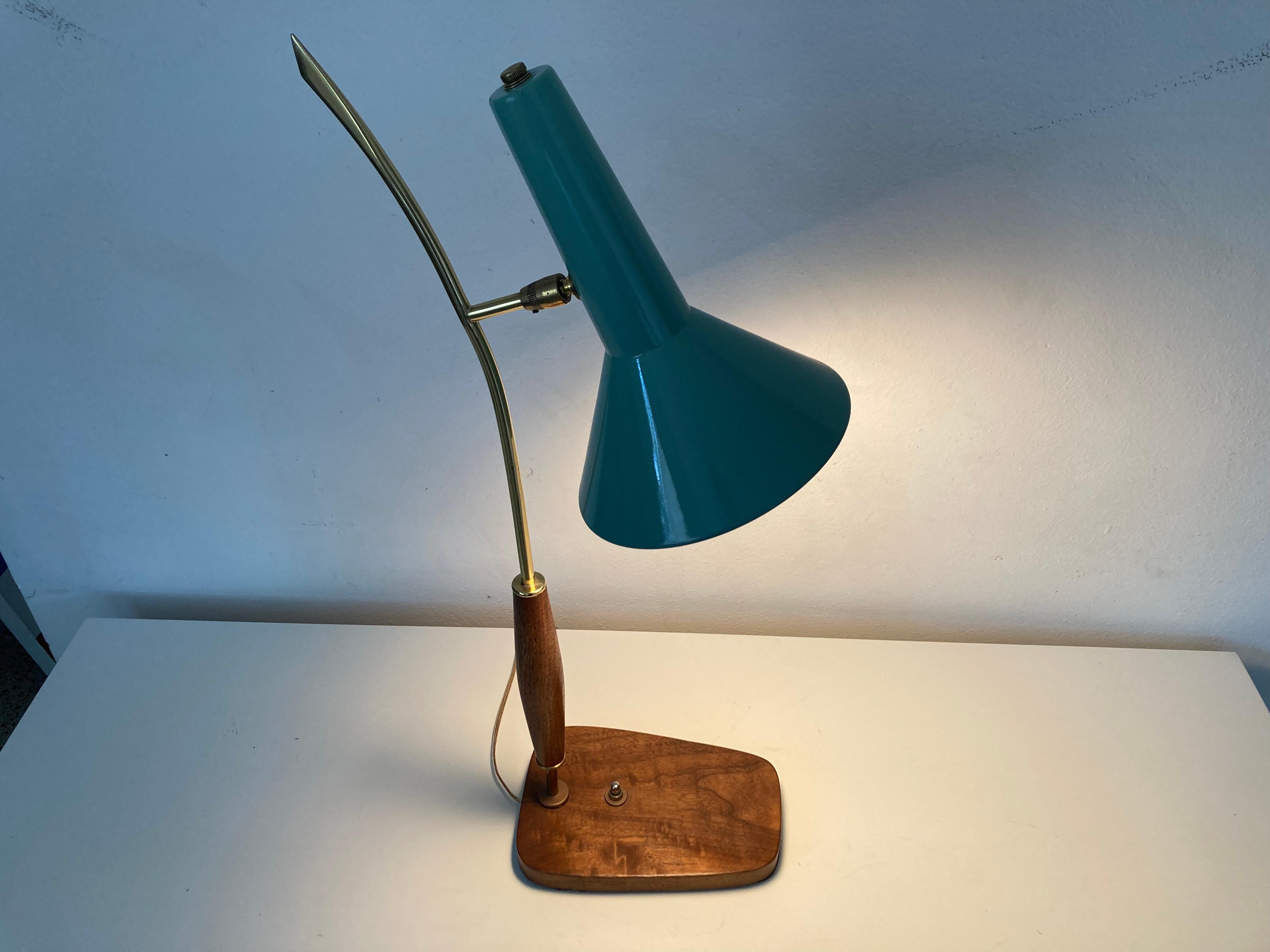 Mid-20th Century Beautiful Mid Century Modern Table Lamp, Brass, Walnut, 1950s For Sale
