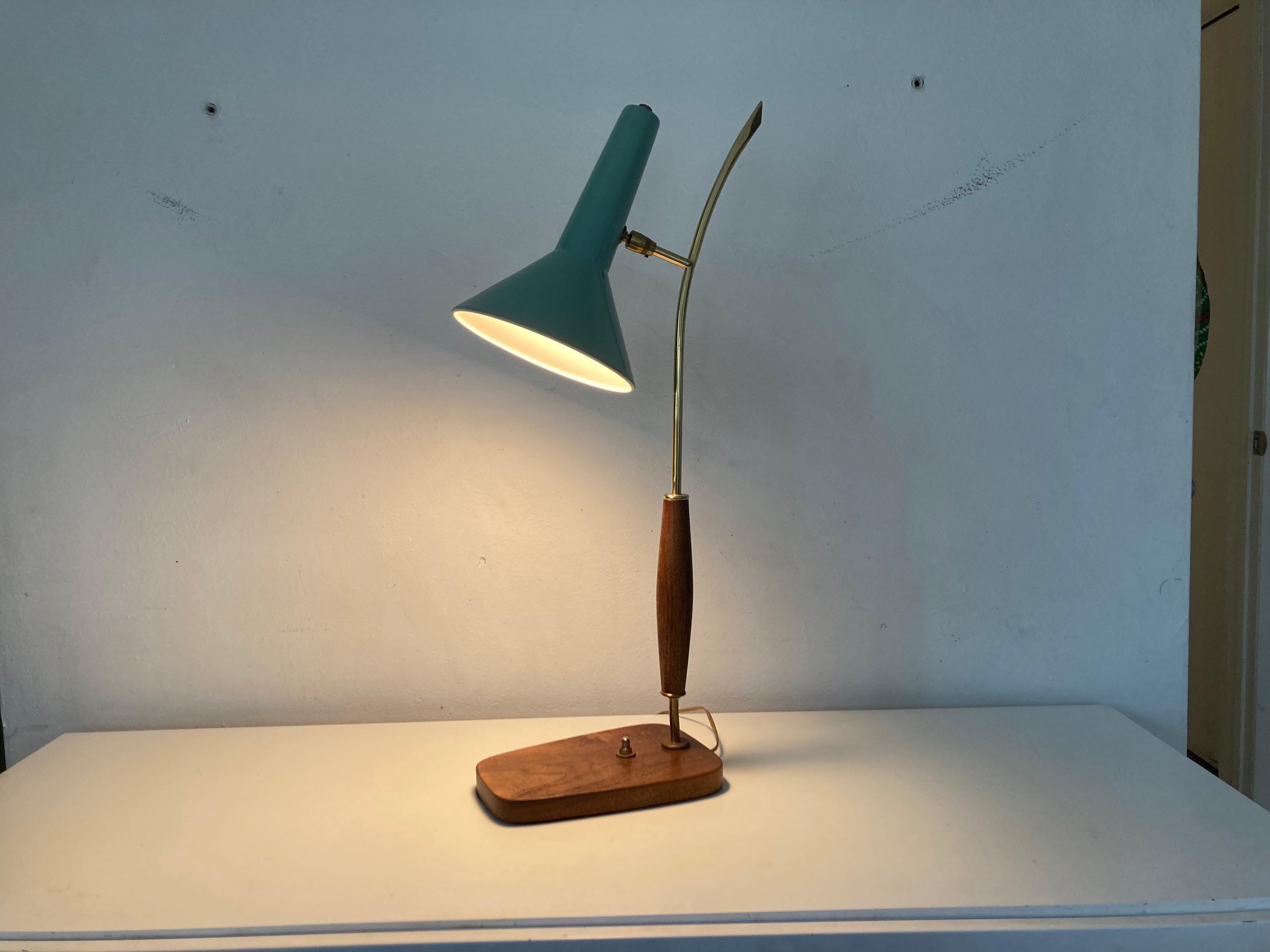 Schöne Mid-Century-Modern-Tischlampe, Messing, Nussbaum, 1950er Jahre (Walnuss) im Angebot