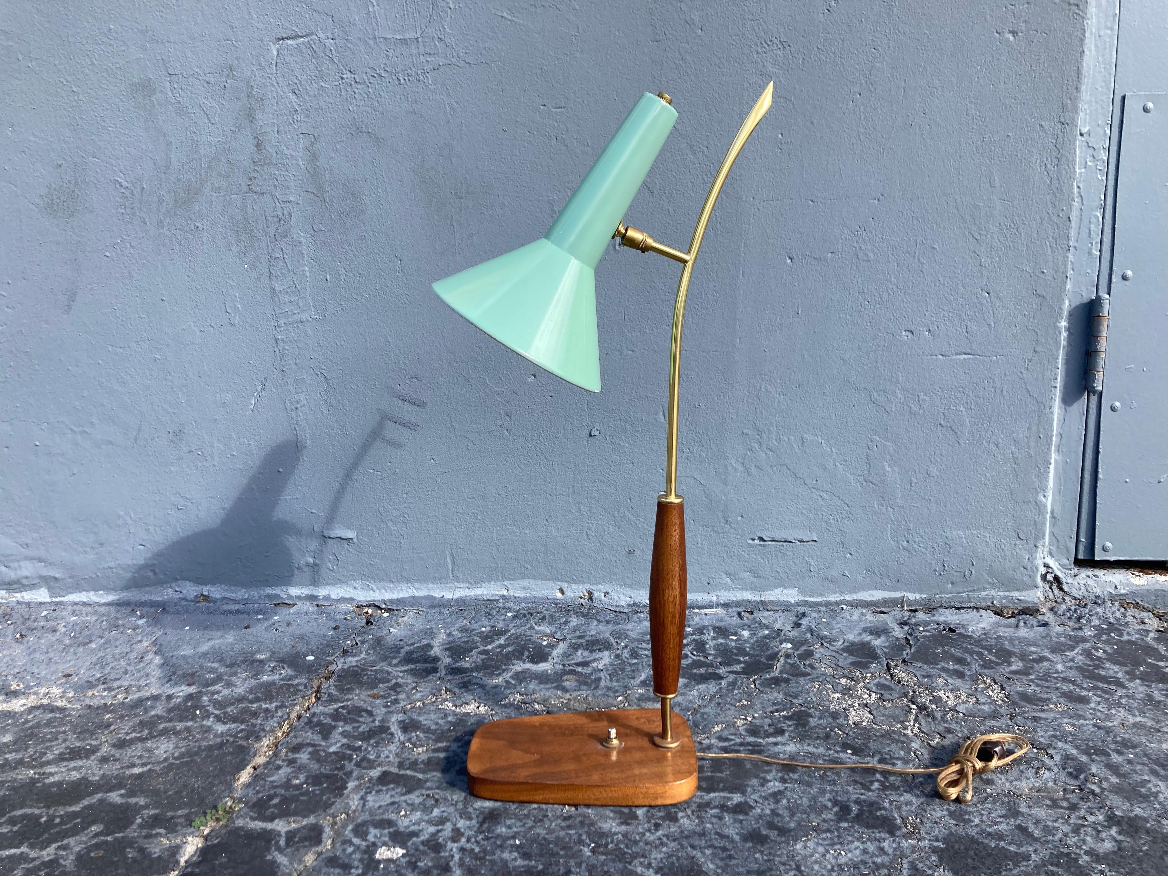 Beautiful Mid Century Modern Table Lamp, Brass, Walnut, 1950s For Sale 2
