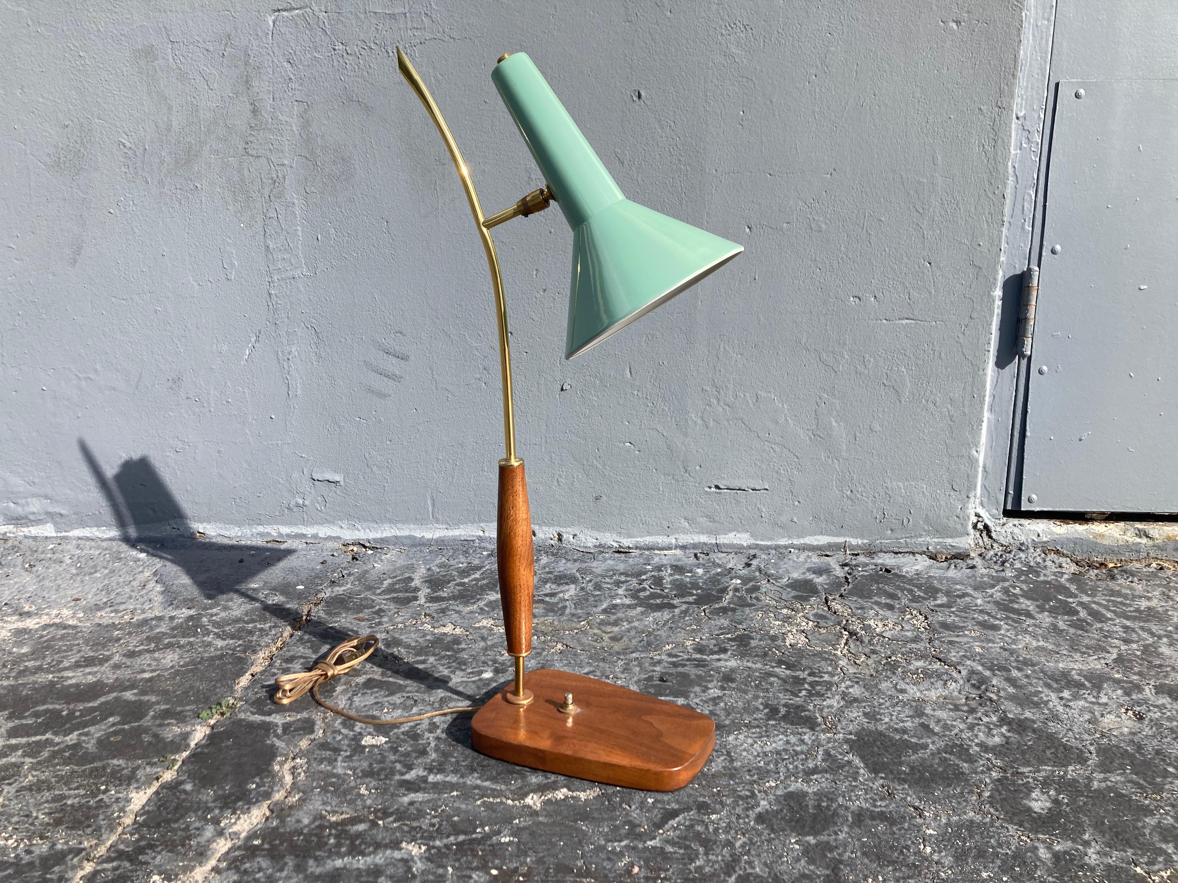 Beautiful Mid Century Modern Table Lamp, Brass, Walnut, 1950s For Sale 3
