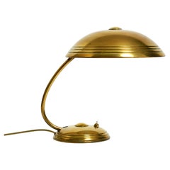 Schöne Mid-Century-Modern-Tischlampe von Helo aus glänzendem Messing