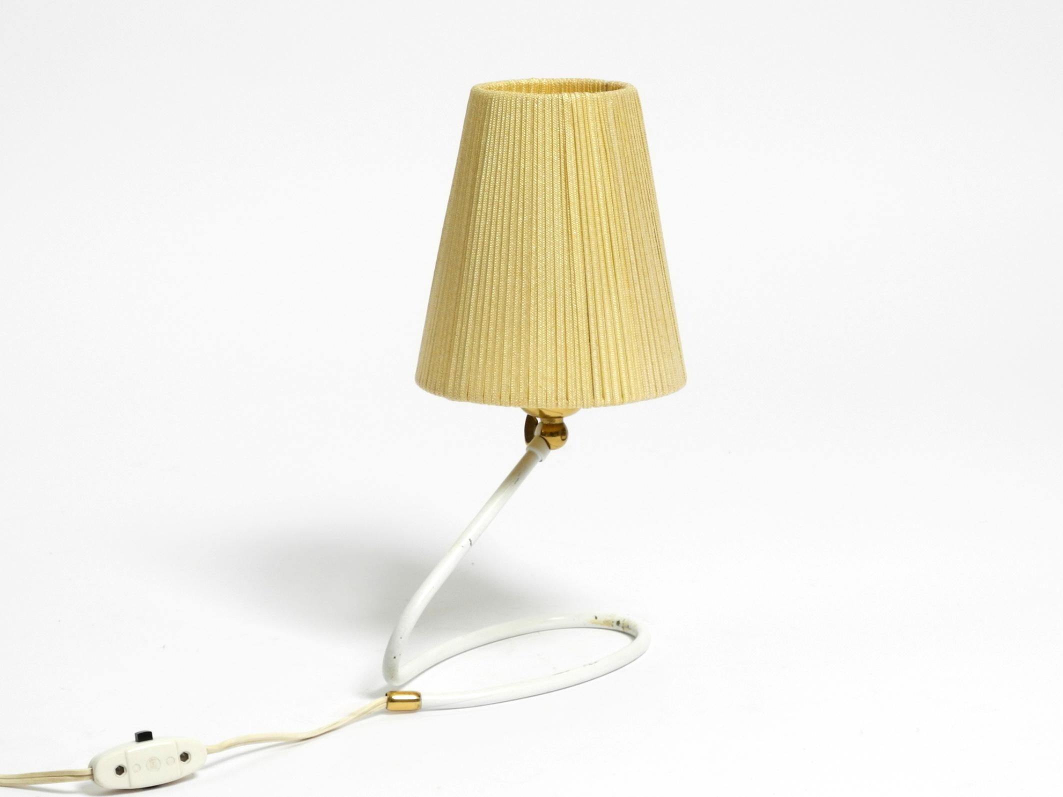 Bellissima e rarissima lampada da tavolo o da parete del Mid Century Modern.
Il produttore è Vereinigte Werkstätten. Prodotto in Germania.
Molto bello, dal design tipico del Mid Century con una base curva.
La lampada può essere utilizzata come
