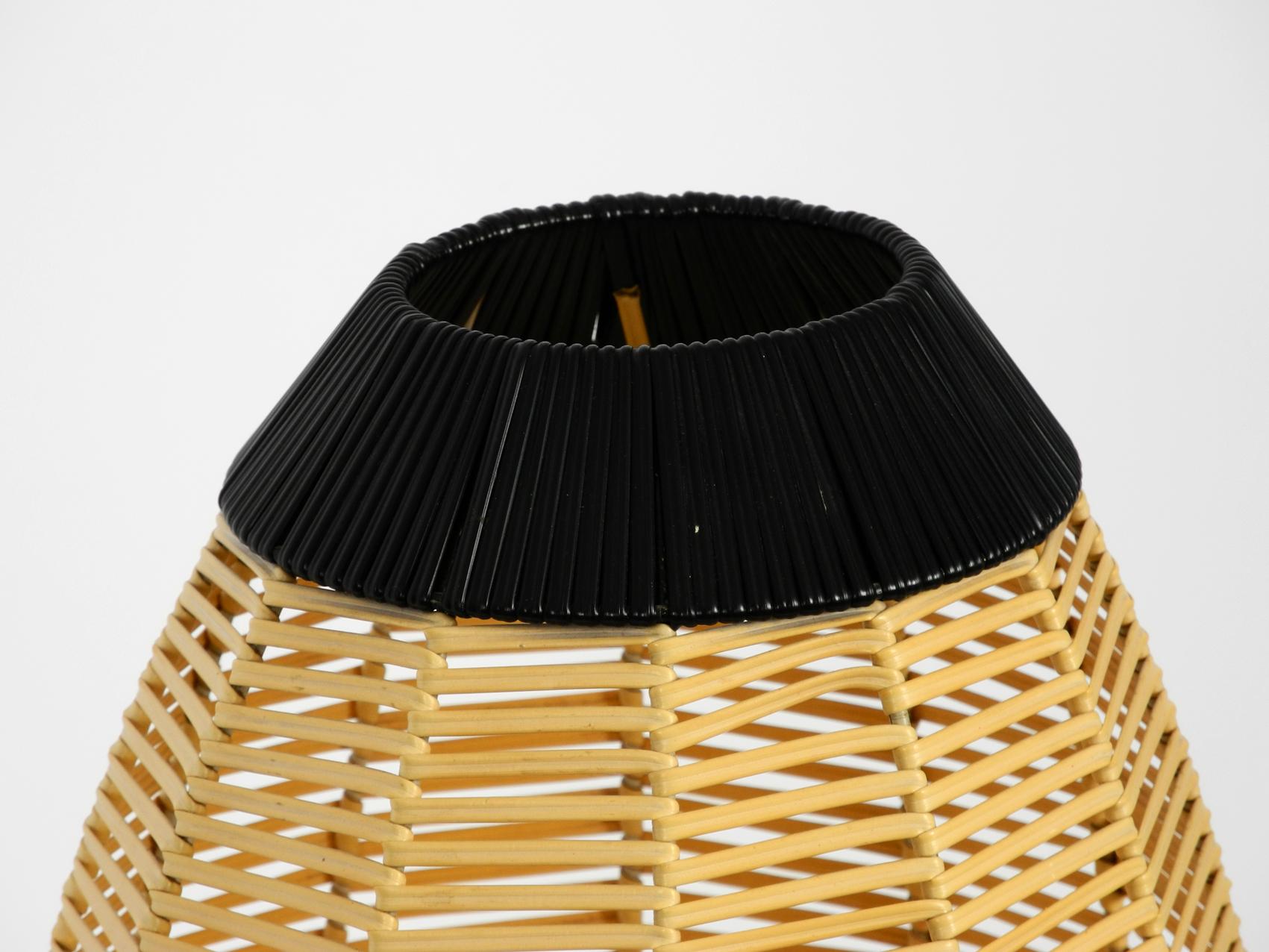 Beautiful Mid-Century Modern Tripod Floor Lamp with Plastic Basket Shade In Good Condition In München, DE