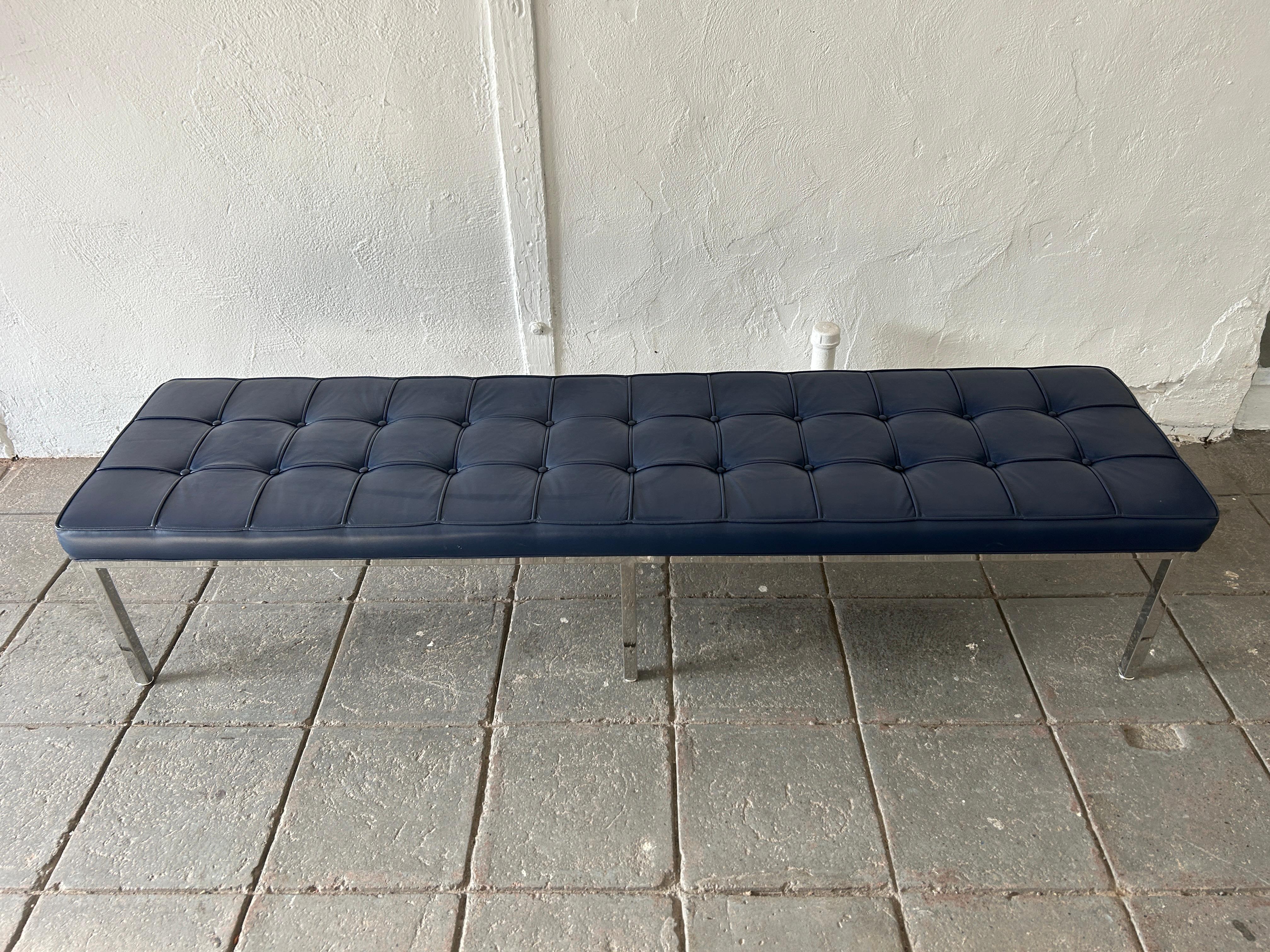 Magnifique banc en cuir bleu marine de style Mid-Century Modern à structure chromée de Florence Knoll. Banc très propre des années 1960. Fabriqué aux États-Unis. Construction de très haute qualité, sellerie en cuir et cadres chromés en très bon état