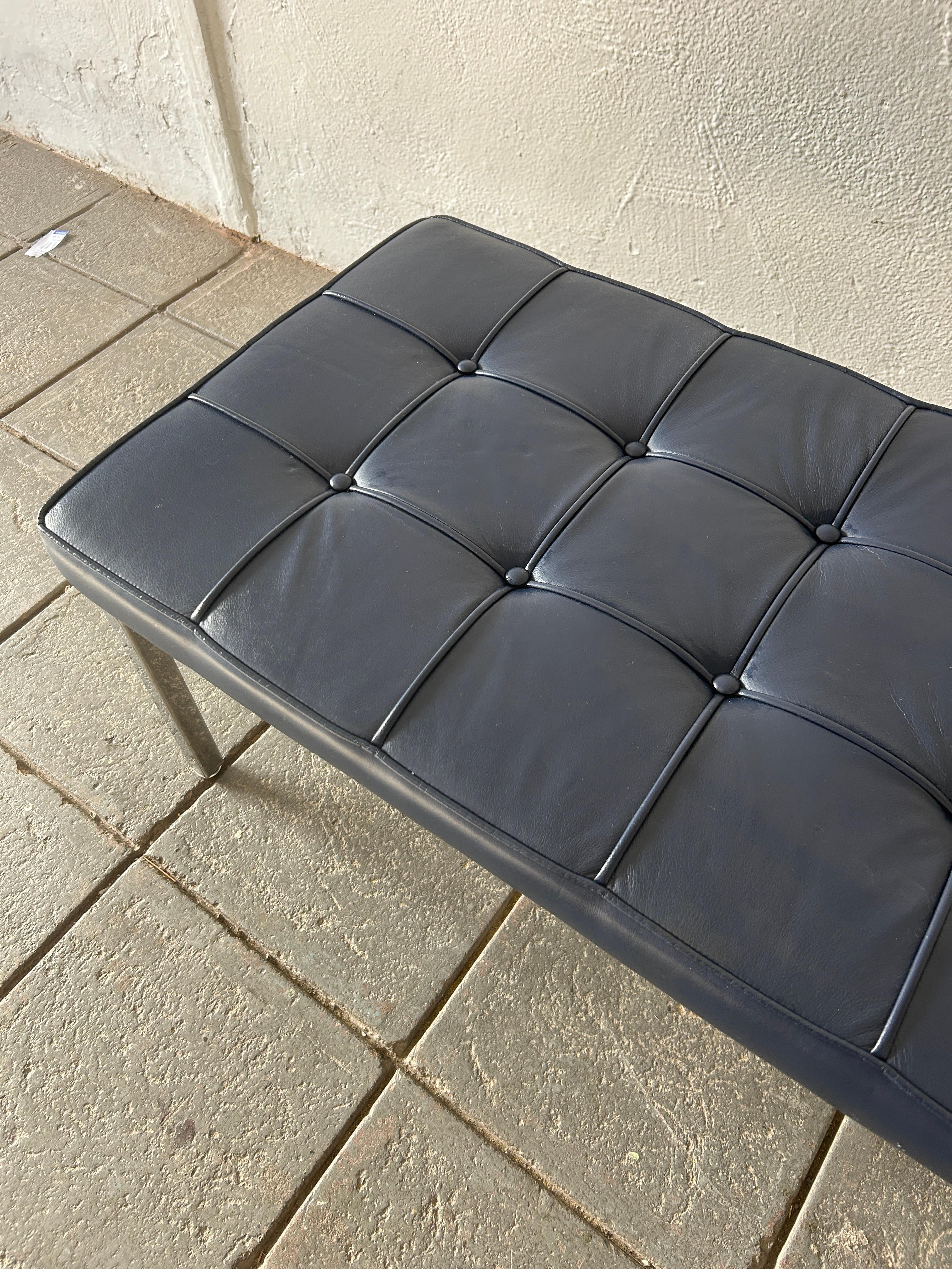 Ferronnerie Magnifique banc en cuir bleu marine du milieu du siècle avec cadre chromé style Knoll en vente