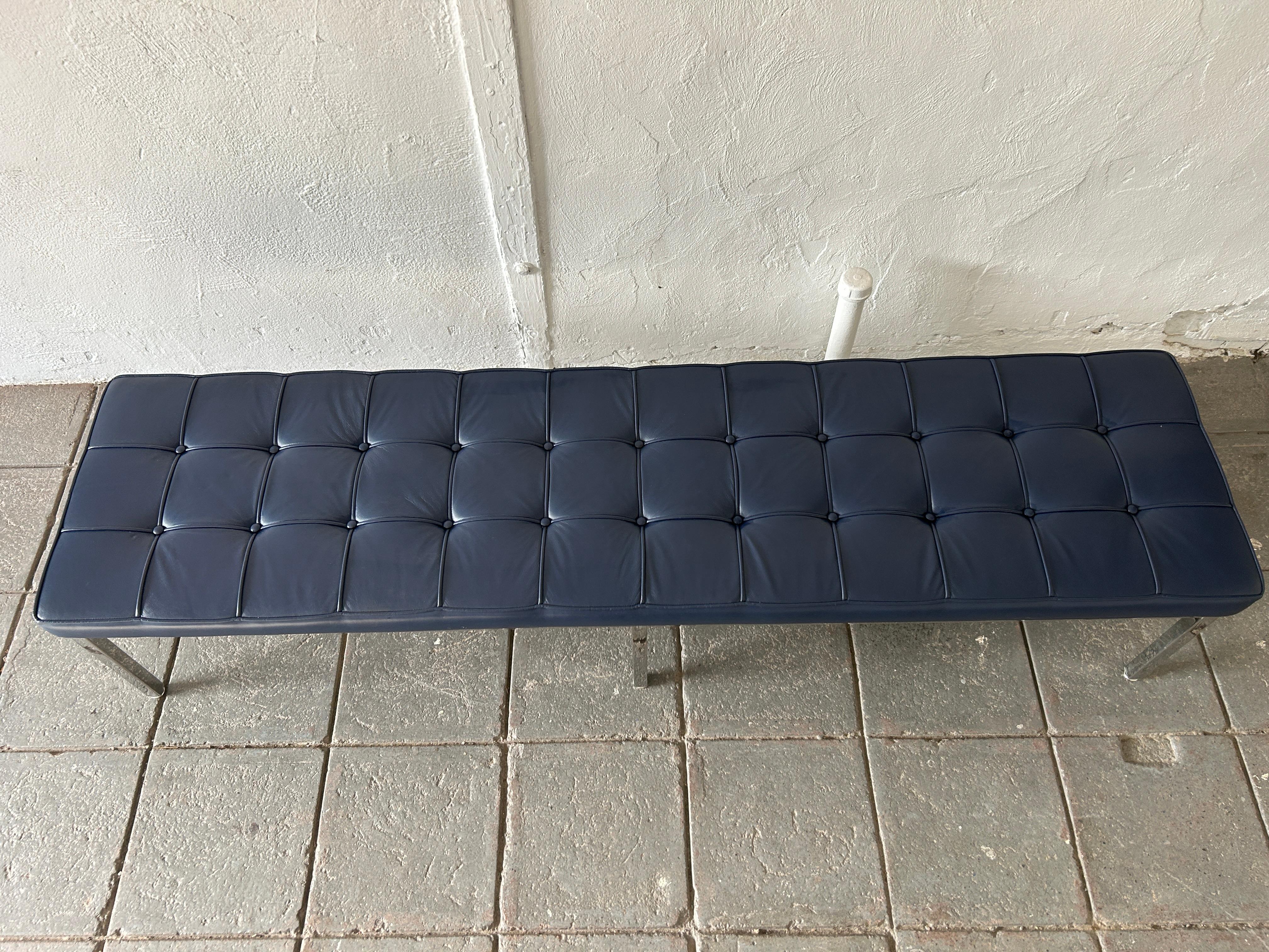 Magnifique banc en cuir bleu marine du milieu du siècle avec cadre chromé style Knoll Bon état - En vente à Brooklyn, NY
