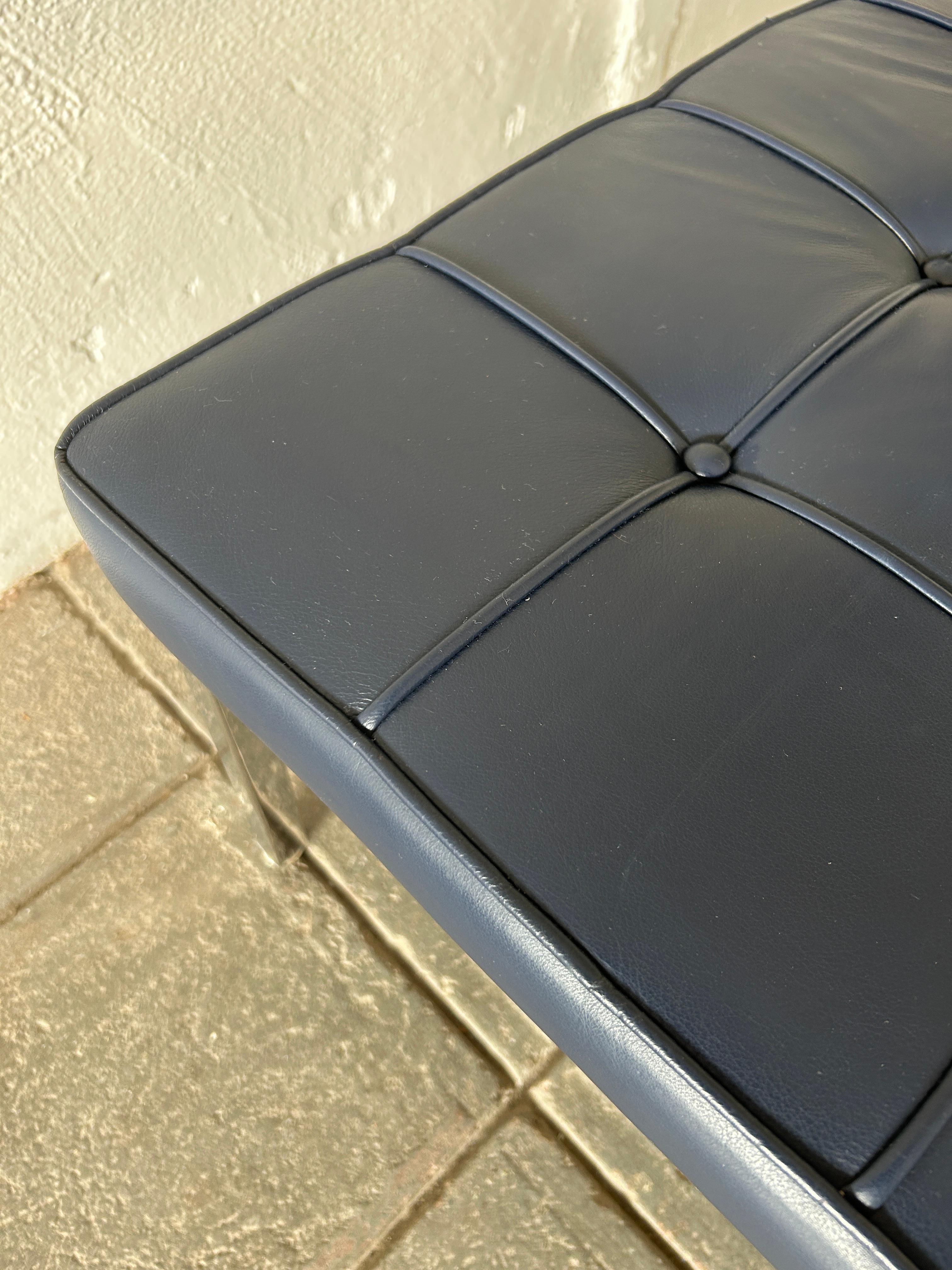 Cuir Magnifique banc en cuir bleu marine du milieu du siècle avec cadre chromé style Knoll en vente