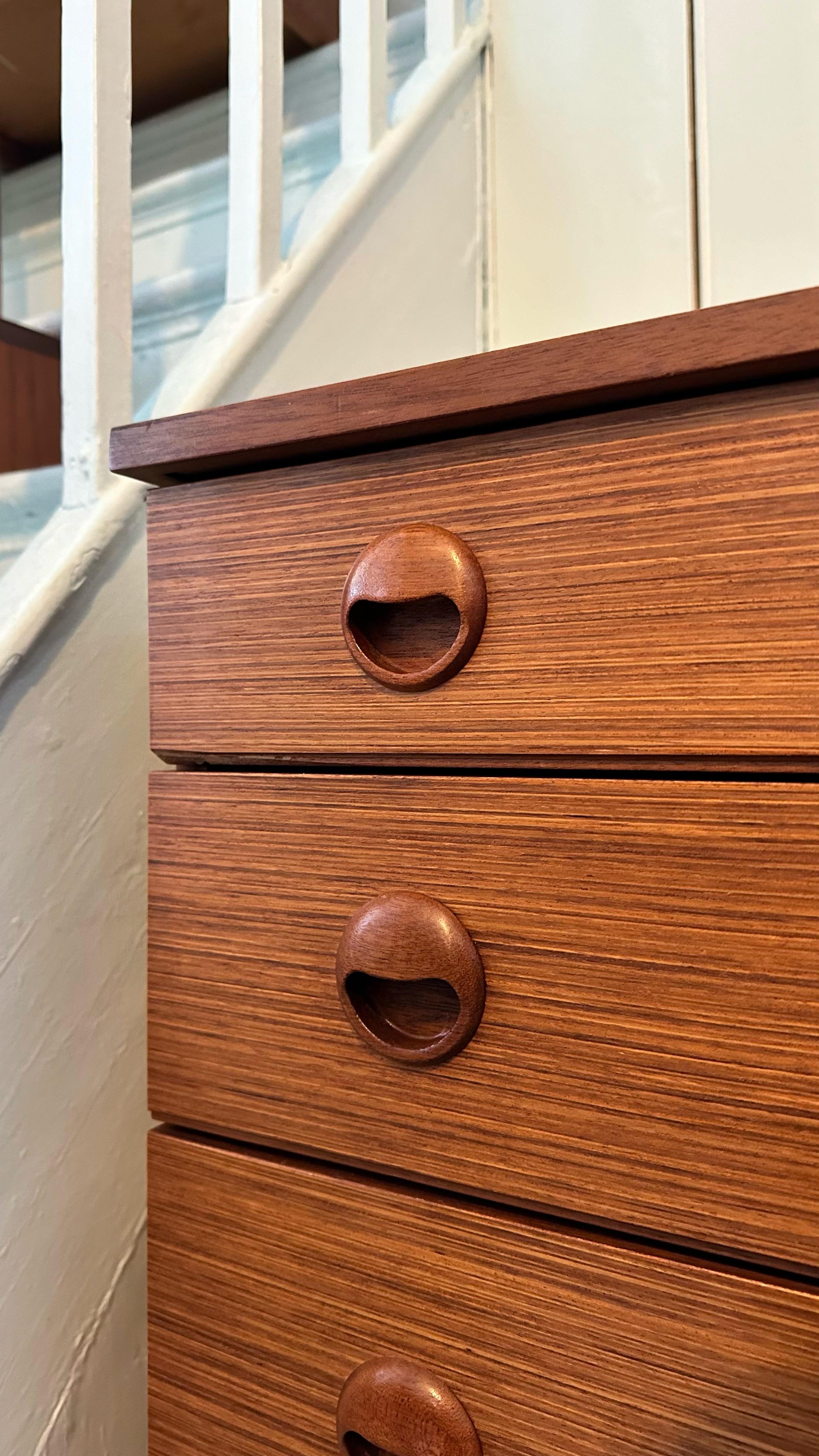 Beautiful Mid Century Retro Teak Chest of Drawers by Schreiber In Good Condition For Sale In London, GB