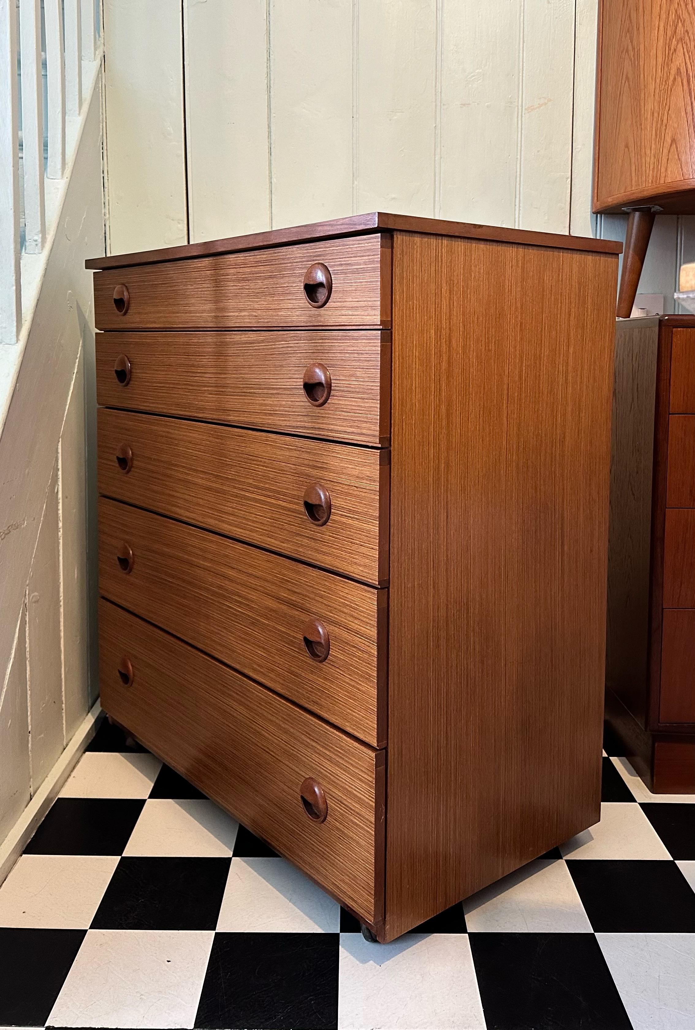 20th Century Beautiful Mid Century Retro Teak Chest of Drawers by Schreiber For Sale
