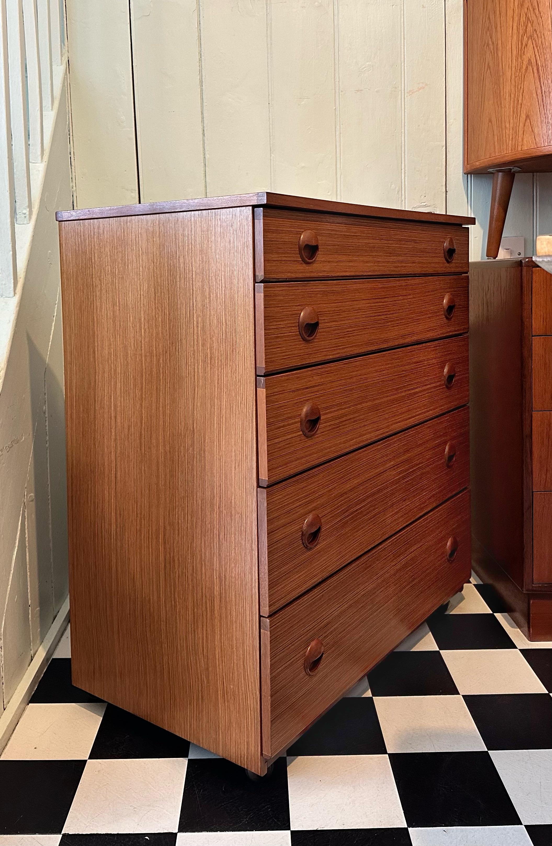 Beautiful Mid Century Retro Teak Chest of Drawers by Schreiber For Sale 1