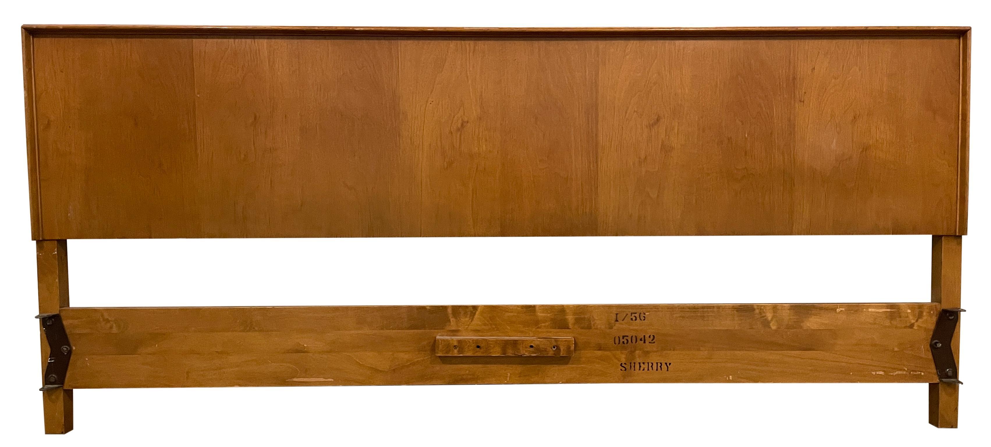 Bellissima testiera di letto Robsjohn-Gibbings per Wood Wood in ottime condizioni. Dettagli in legno massiccio arrotondato finemente lavorati. Si adatta a un materasso king size. Solo testiera del letto, senza struttura in metallo. Si monta