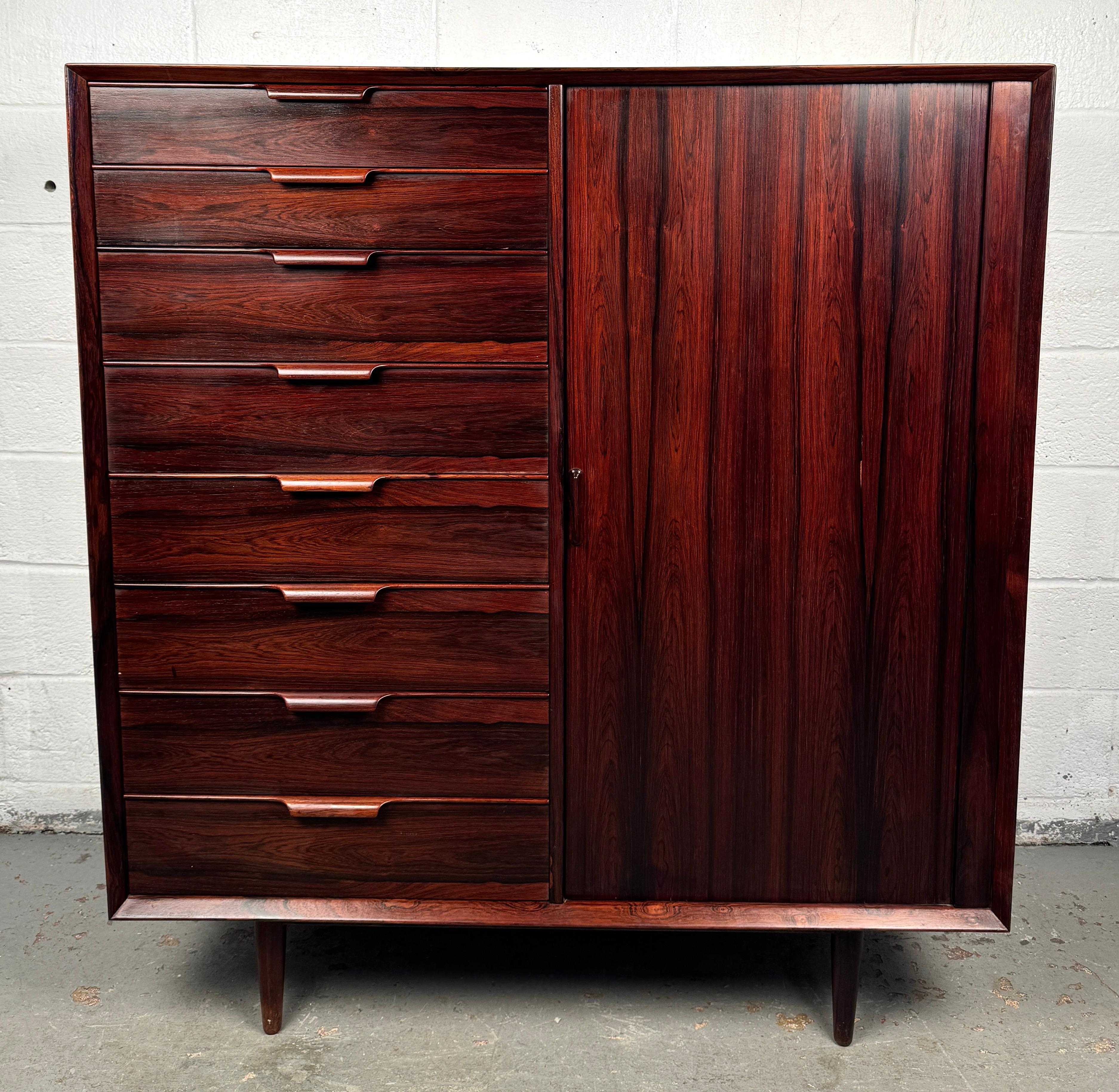 Superbe commode en bois de rose moderne du milieu du siècle par Falster, un exemple magistral de l'artisanat danois et du design minimaliste. Fabriquée au Danemark pendant l'âge d'or du mobilier scandinave, cette commode présente un grain de bois de