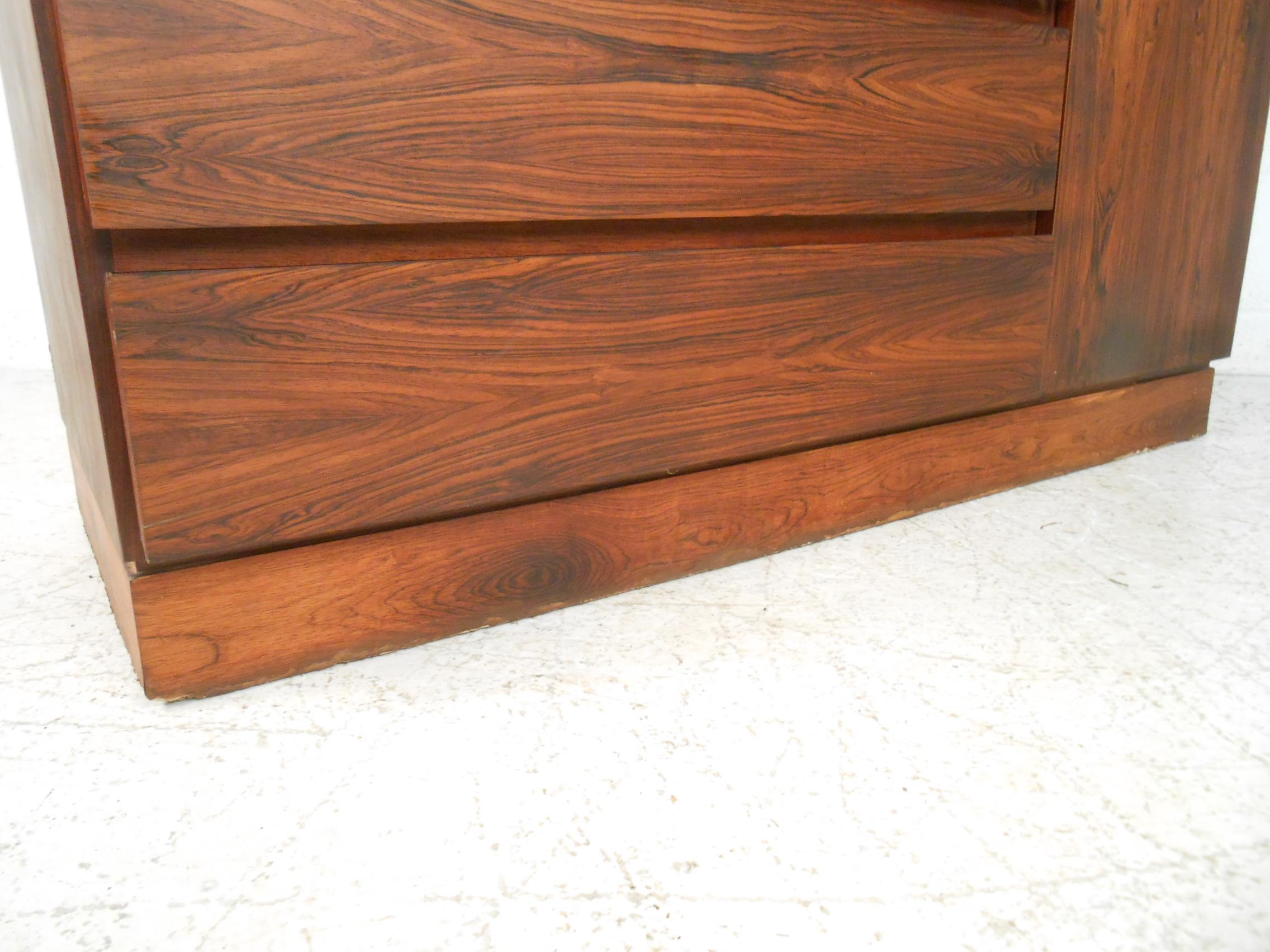 Beautiful Midcentury Rosewood High Dresser 1