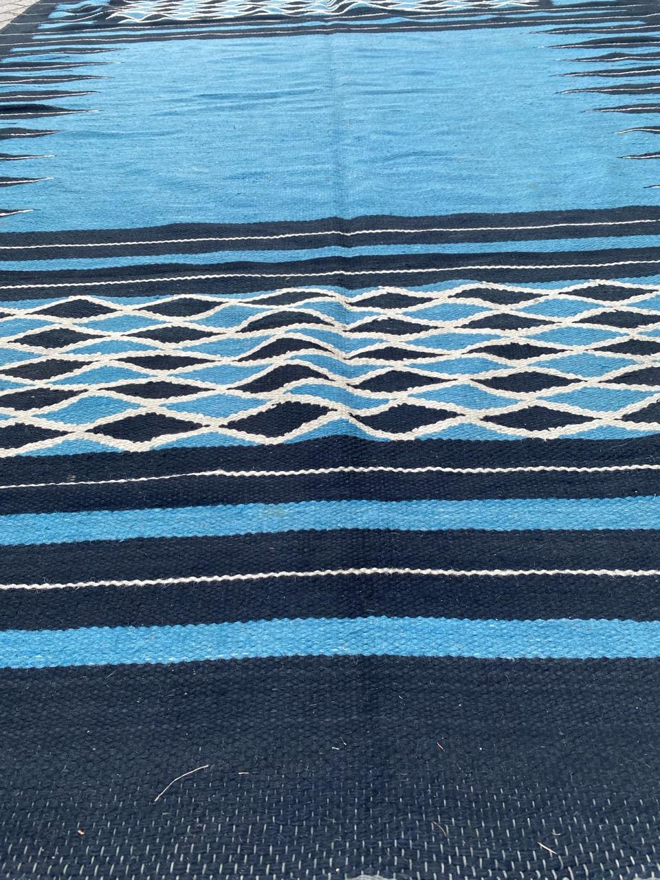 Preciosa alfombra plana escandinava de mediados de siglo Kilim de Bobyrug en venta 3