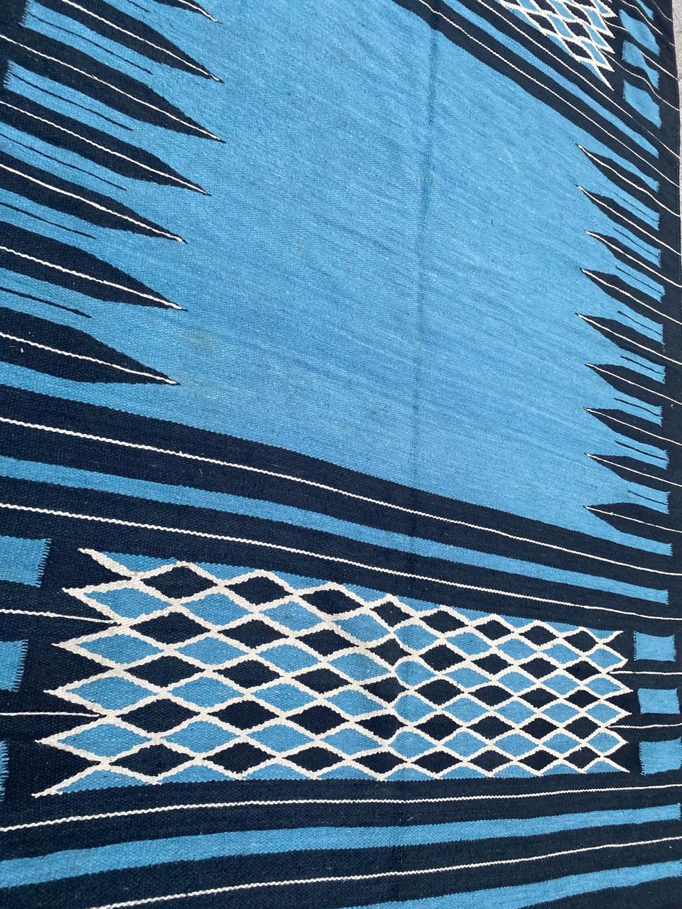 Exquisita alfombra plana o kilim sueco escandinavo de mediados de siglo con un precioso diseño Art Déco sobre un sereno campo azul. Tejido a mano con precisión utilizando lana sobre una base de algodón. El fondo azul cielo muestra motivos