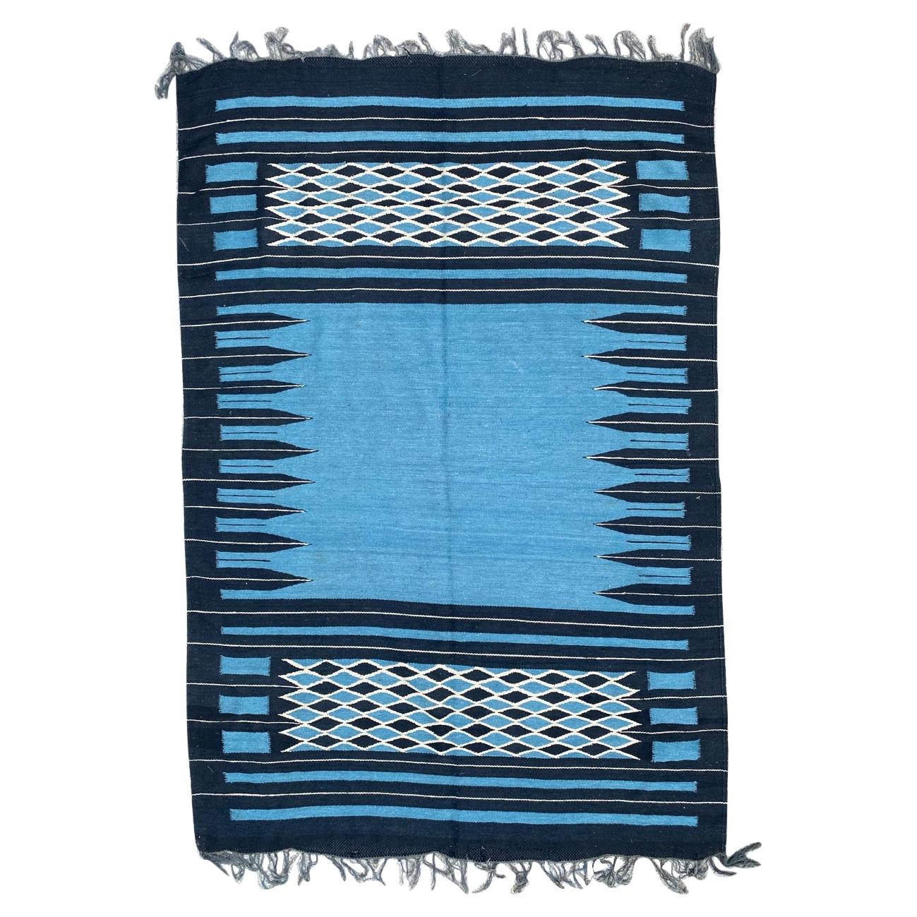 Bobyrug's Beautiful Mid Century Scandinavian Flat Rug Kilim (tapis plat scandinave du milieu du siècle) en vente