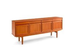 Precioso aparador credenza moderno escandinavo de 4 puertas de teca de mediados de siglo