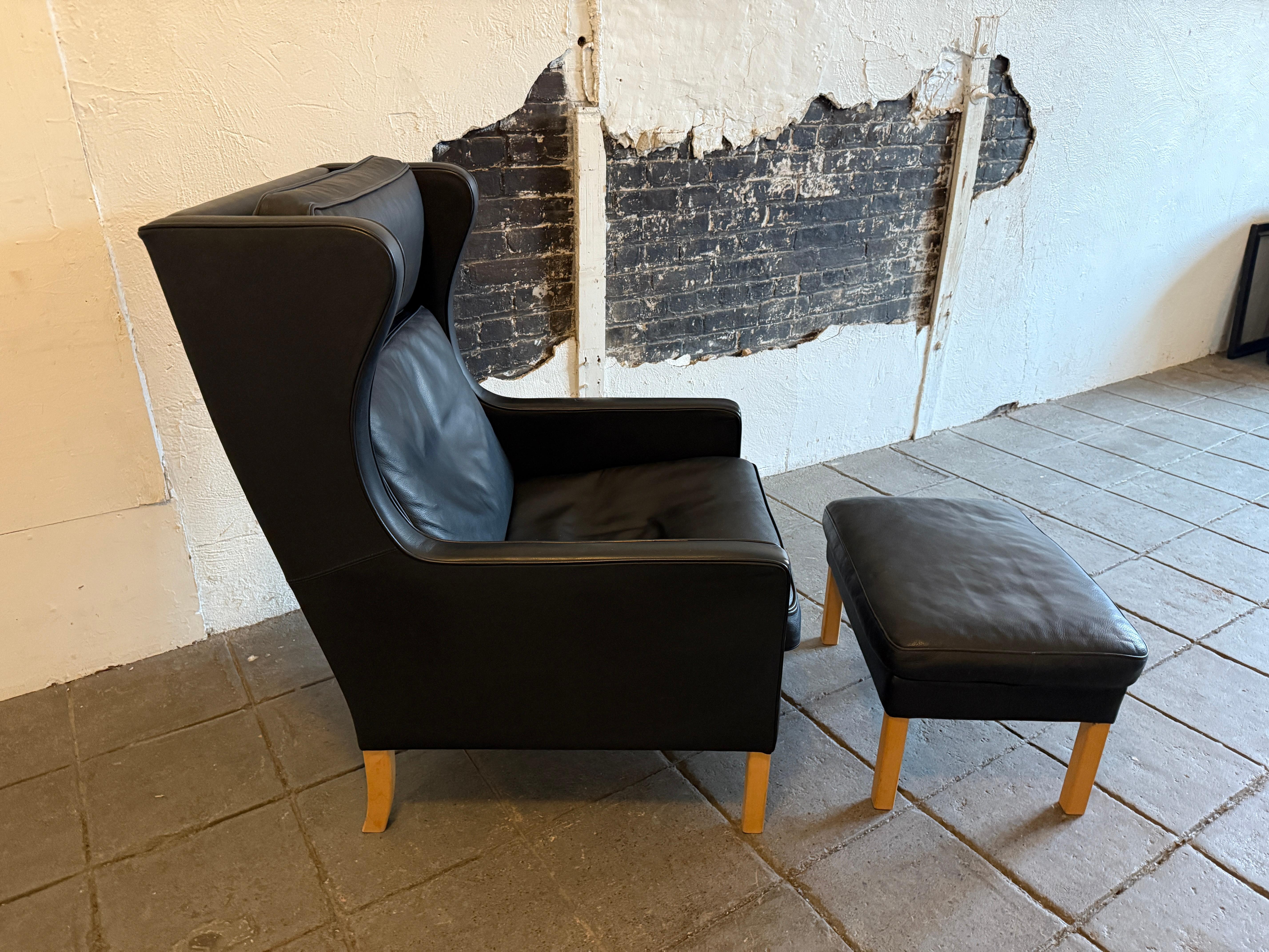 Beautiful Mid Century Scandinavian modern Black Leather Wingback Chair Ottoman In Good Condition For Sale In Brooklyn, NY