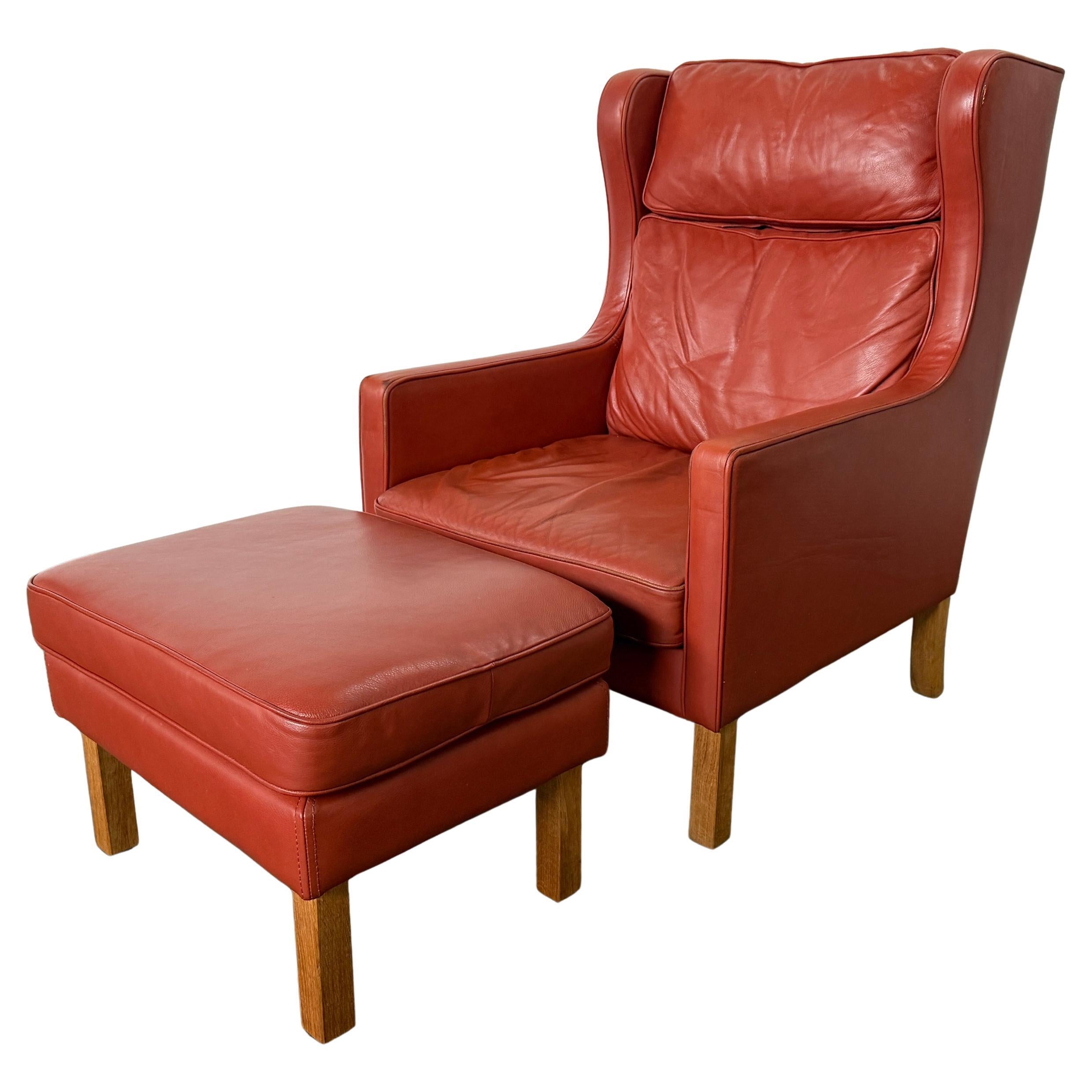 The Modern Scandinavian modern Wingback Chair Ottoman en cuir rouge