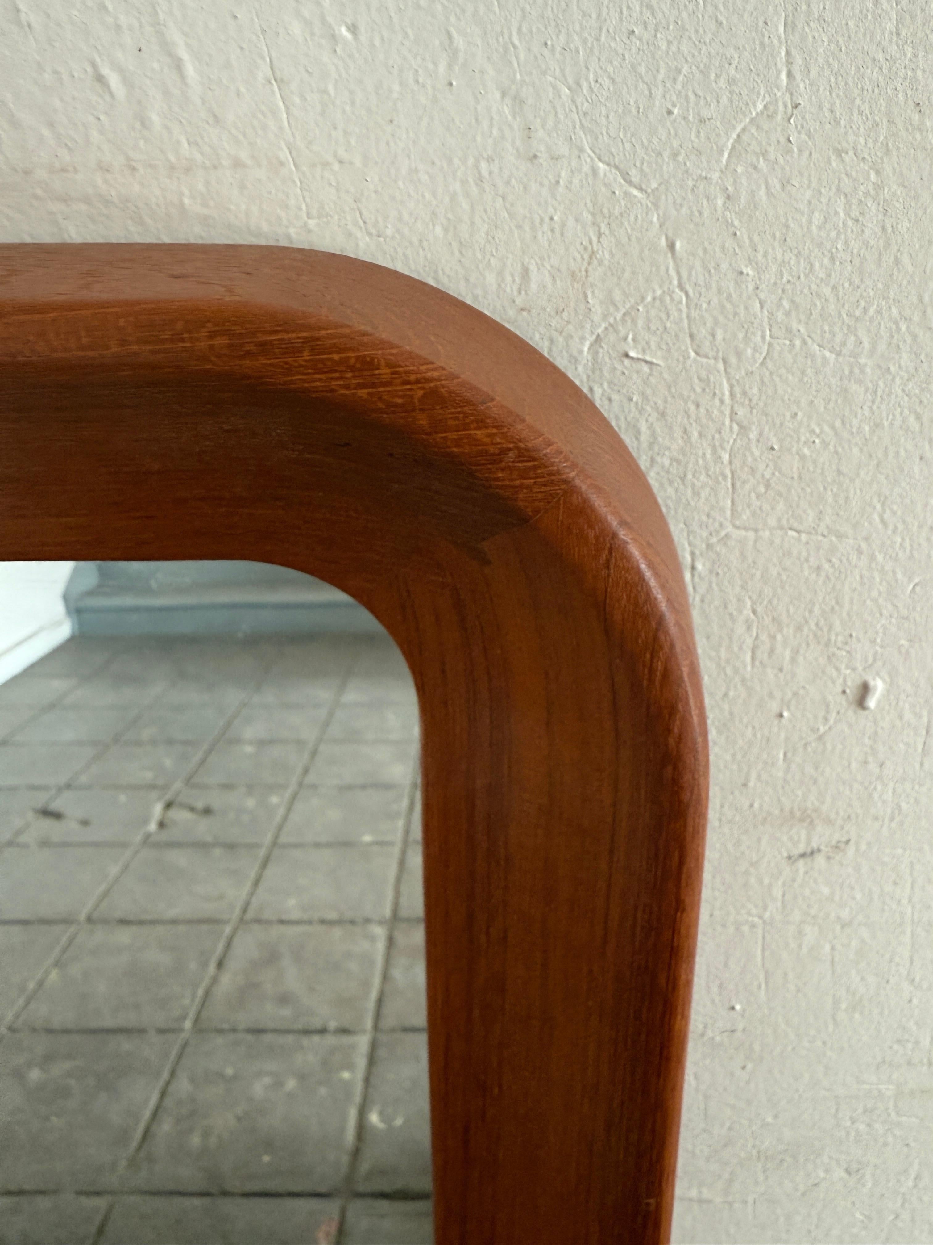 Scandinavo moderno Bellissimo specchio da parete in teak danese moderno scolpito del metà secolo in vendita
