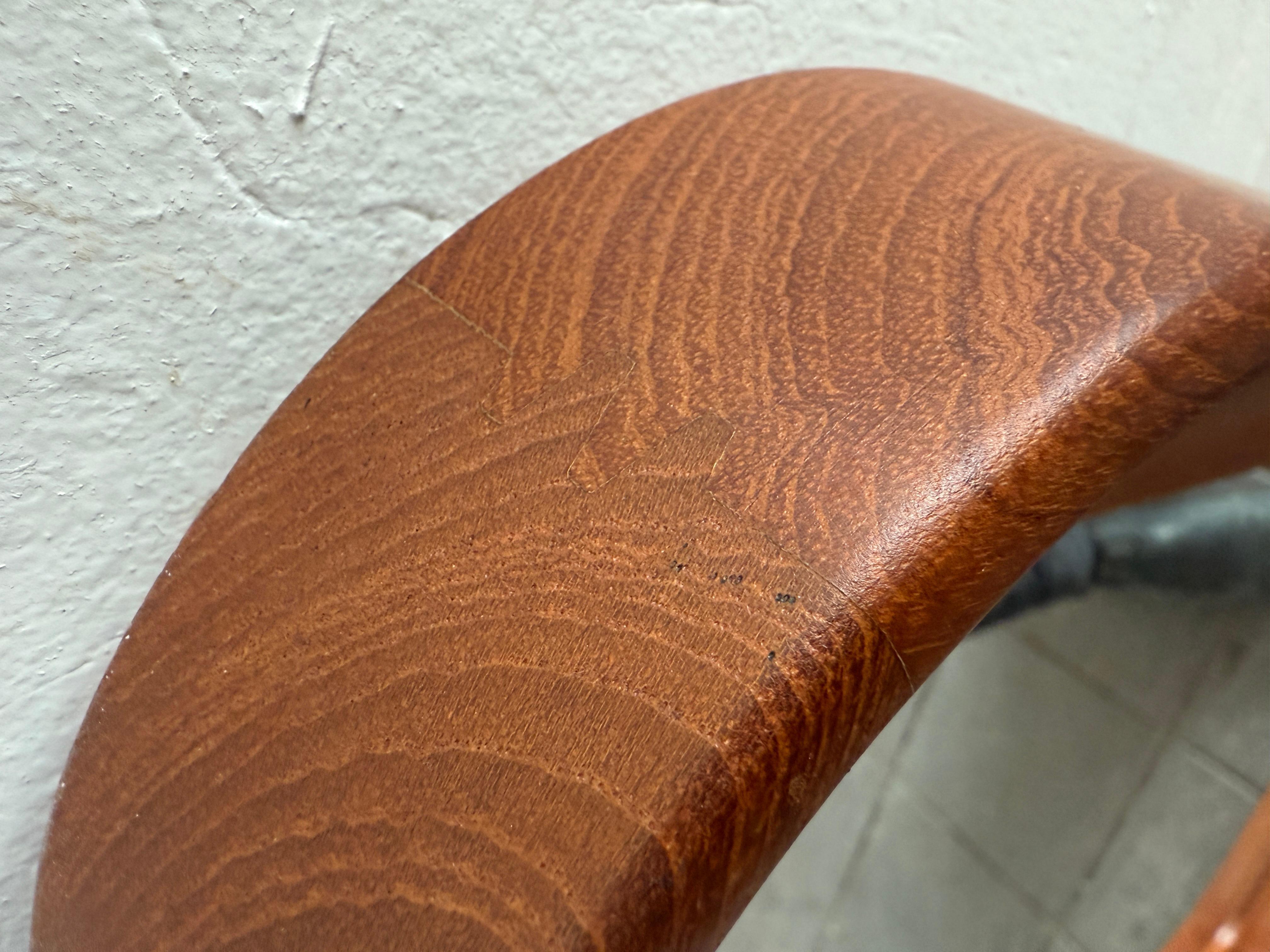 Falegnameria Bellissimo specchio da parete in teak danese moderno scolpito del metà secolo in vendita