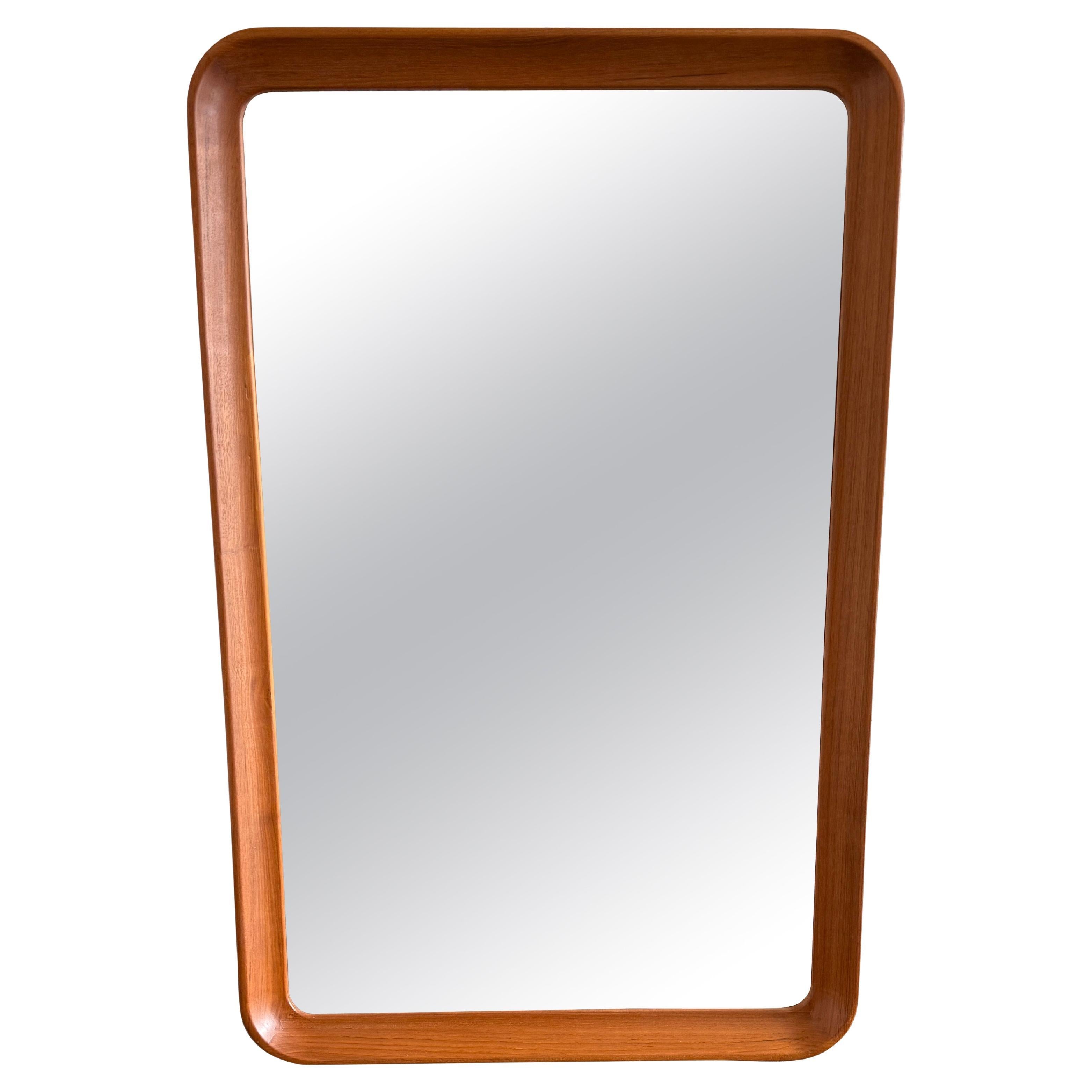 Precioso espejo de pared de teca moderno danés esculpido de mediados de siglo