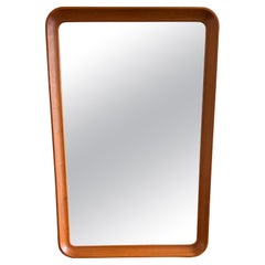 Precioso espejo de pared de teca moderno danés esculpido de mediados de siglo