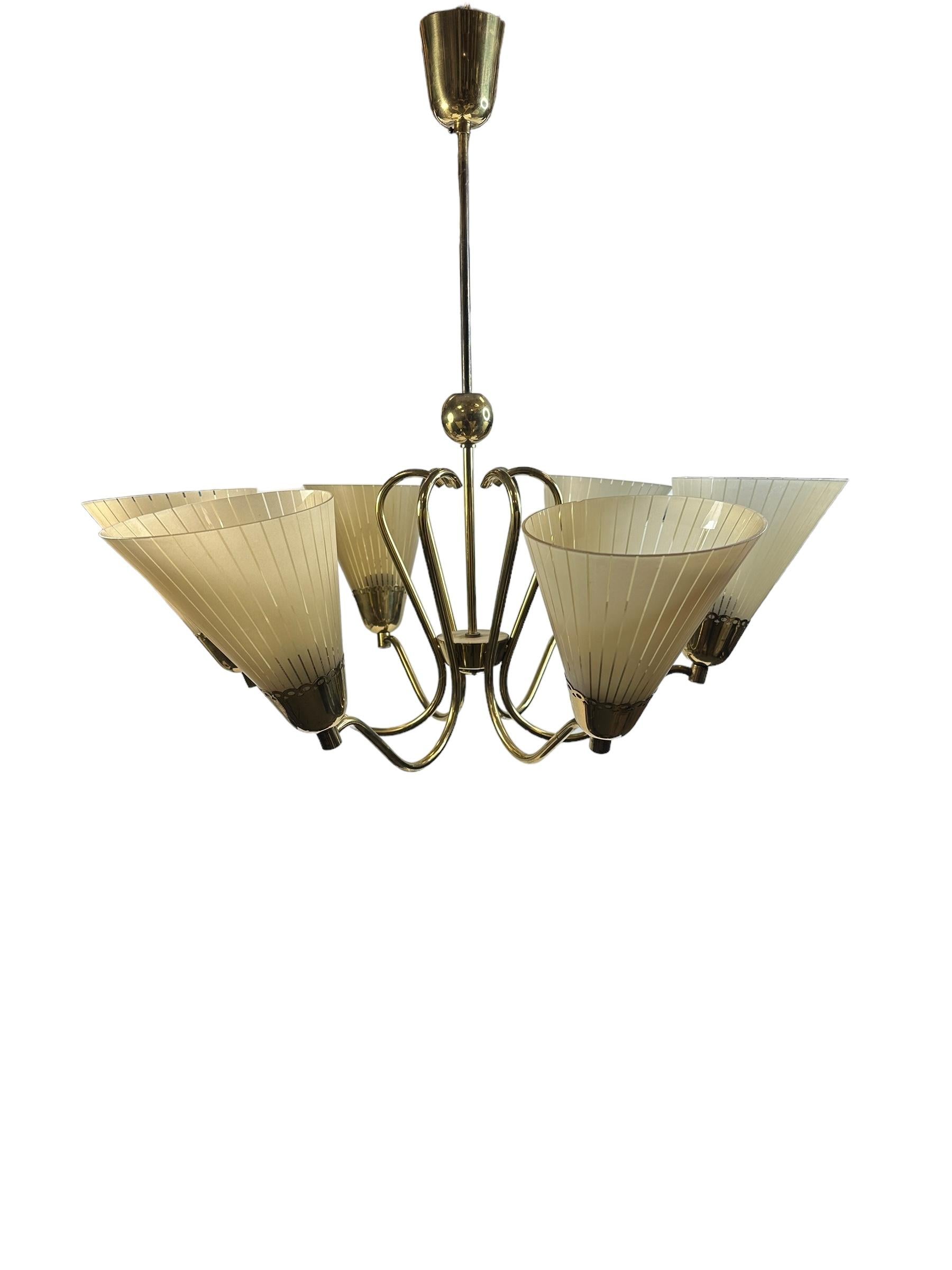 Bellissimo e decorativo lampadario in ottone, dotato di sei prese E27. Prodotto in Germania negli anni '50, produttore non attribuito. L'apparecchio richiede sei lampadine europee E27 / 110 Volt Edison, ciascuna con una potenza massima di 60 watt.