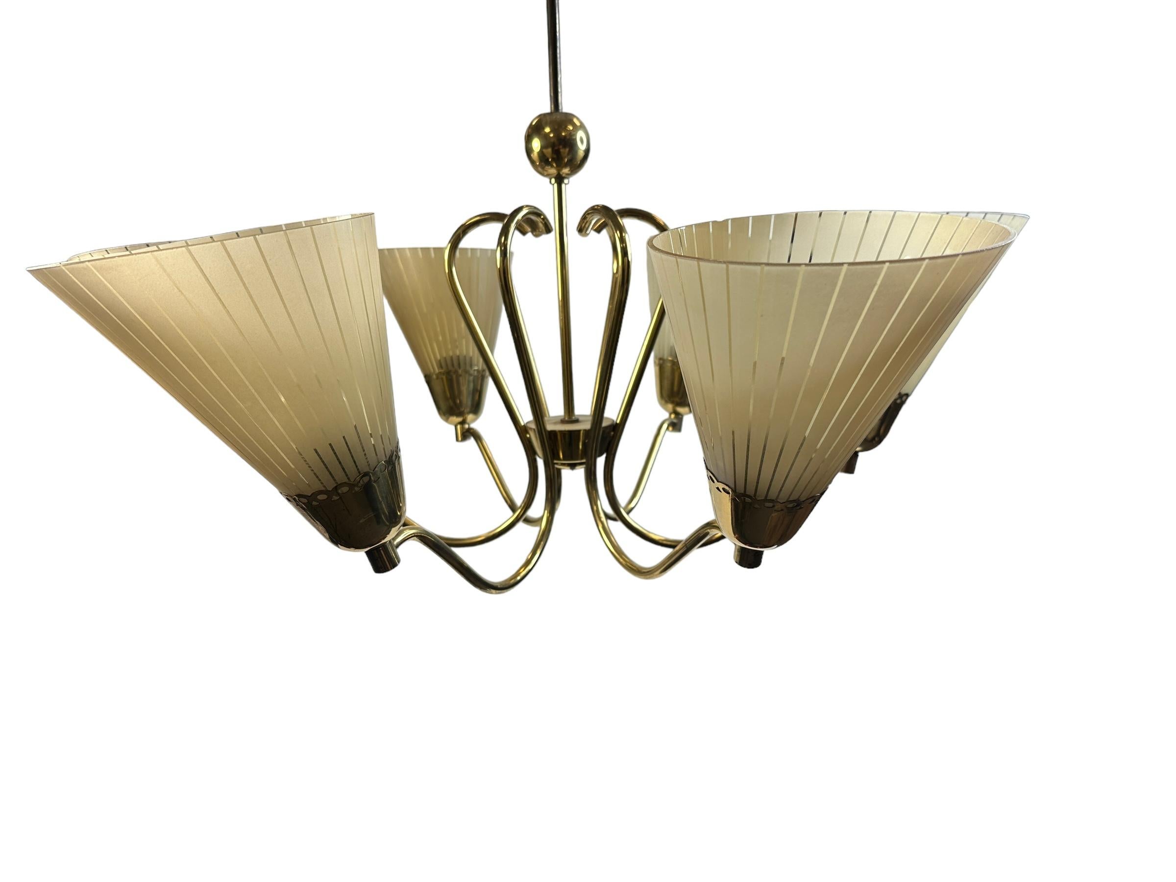 Beautiful Mid-Century Six Light German Brass & Etched Glass Chandelier, 1950s In Good Condition For Sale In Nuernberg, DE
