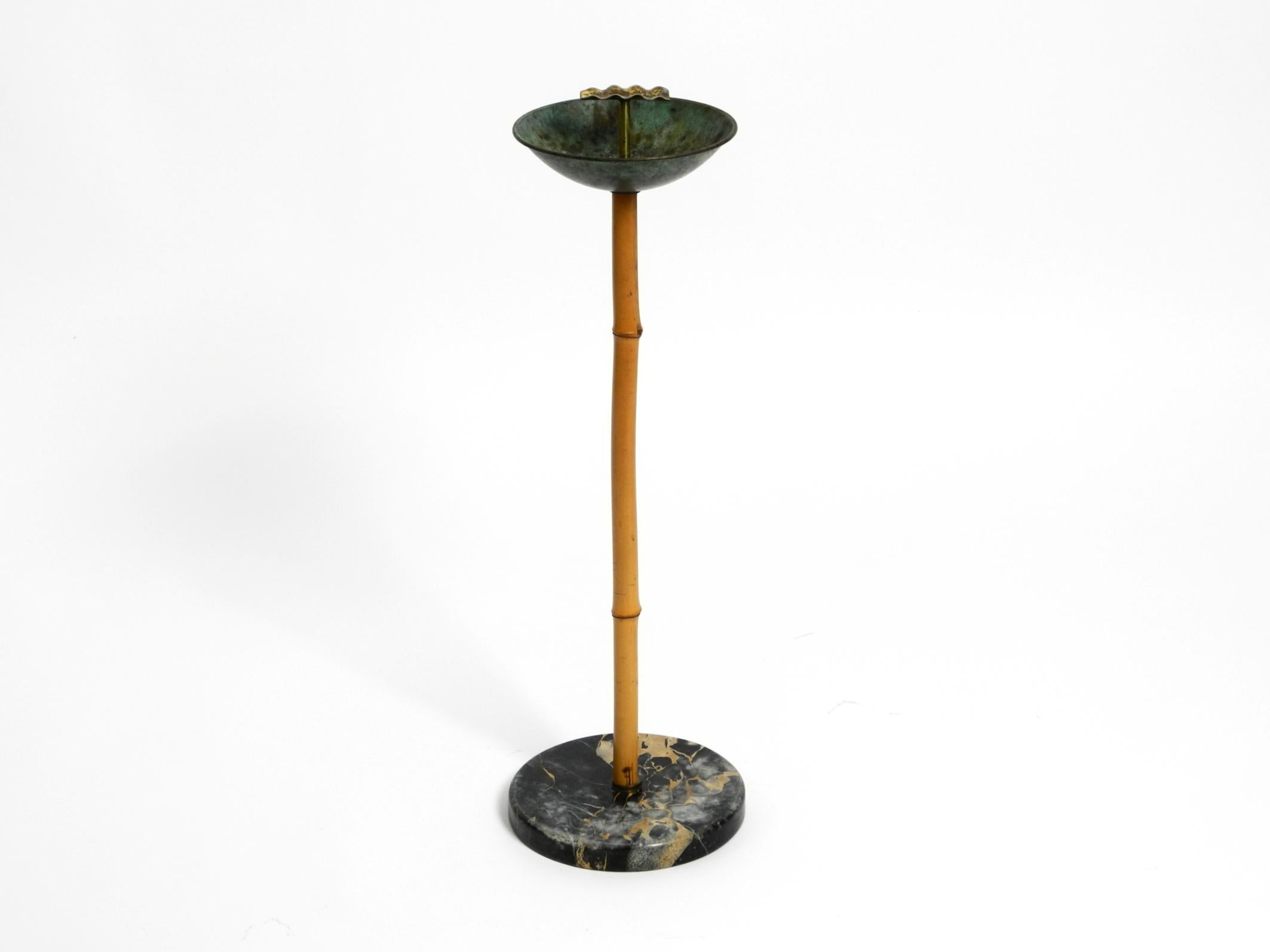 Sehr seltener, schöner stehender Aschenbecher aus der Mitte des Jahrhunderts.
Der Aschenbecher hat einen runden Marmorsockel. Der Becher/die Schale ist aus massiver Bronze gefertigt.
Die Zigarettenspitze auf der Oberseite ist aus Messing gefertigt.