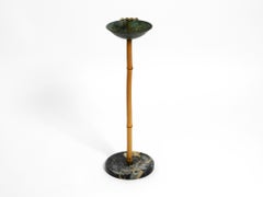 Bellissimo posacenere in piedi del Mid Century realizzato in marmo, bronzo e bambù