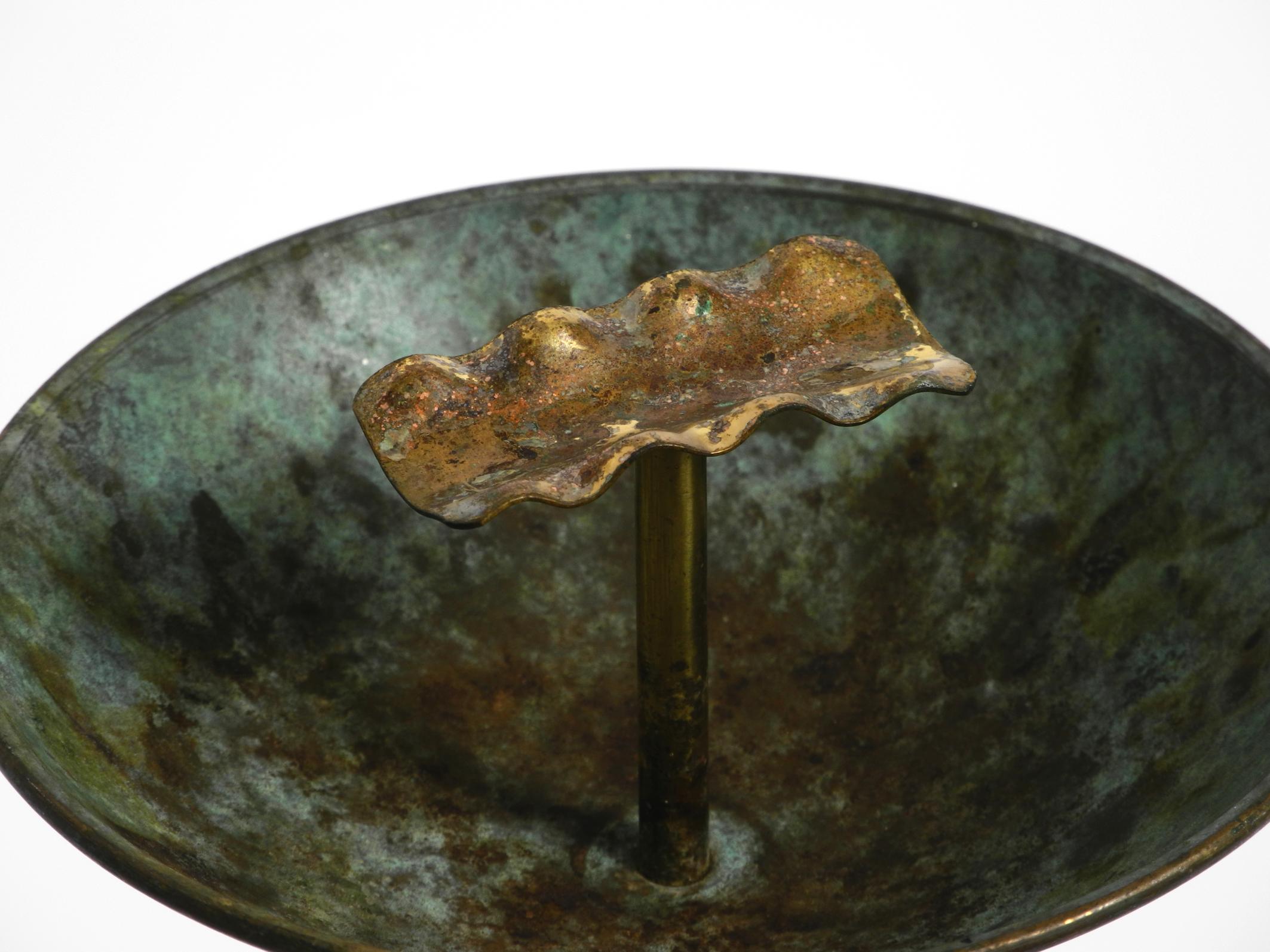 Schöner stehender Aschenbecher aus Marmorbronze und Bambus aus der Mitte des Jahrhunderts (Messing) im Angebot