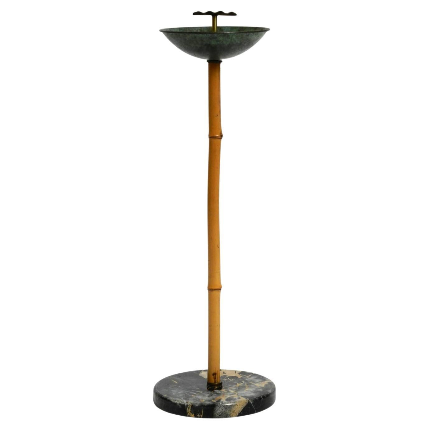 Bellissimo posacenere in piedi del Mid Century realizzato in marmo, bronzo e bambù
