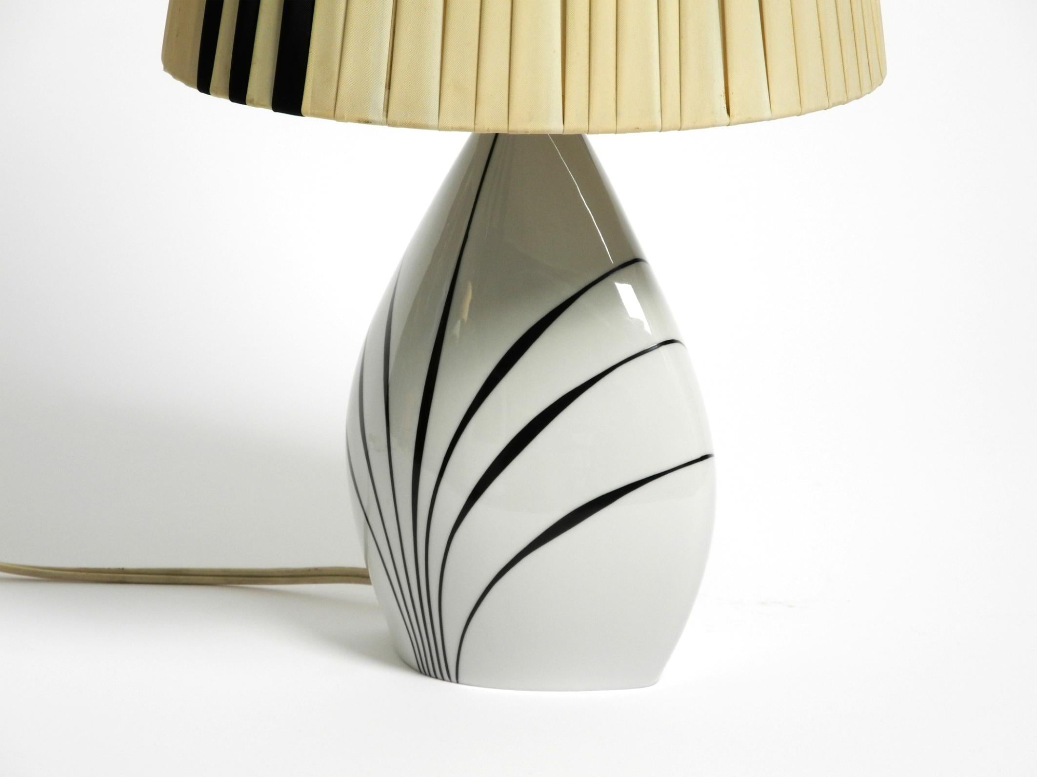 Schöne Tischlampe aus Keramik und Kunststoffschirm aus der Mitte des Jahrhunderts von Alka Kunst im Angebot 7
