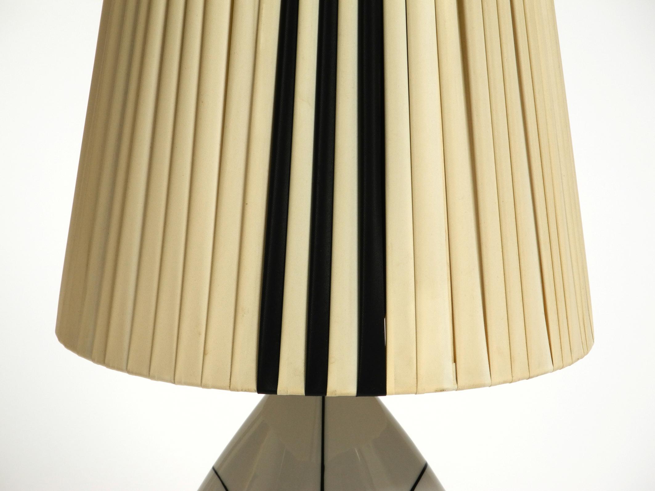 Schöne Tischlampe aus Keramik und Kunststoffschirm aus der Mitte des Jahrhunderts von Alka Kunst im Angebot 9