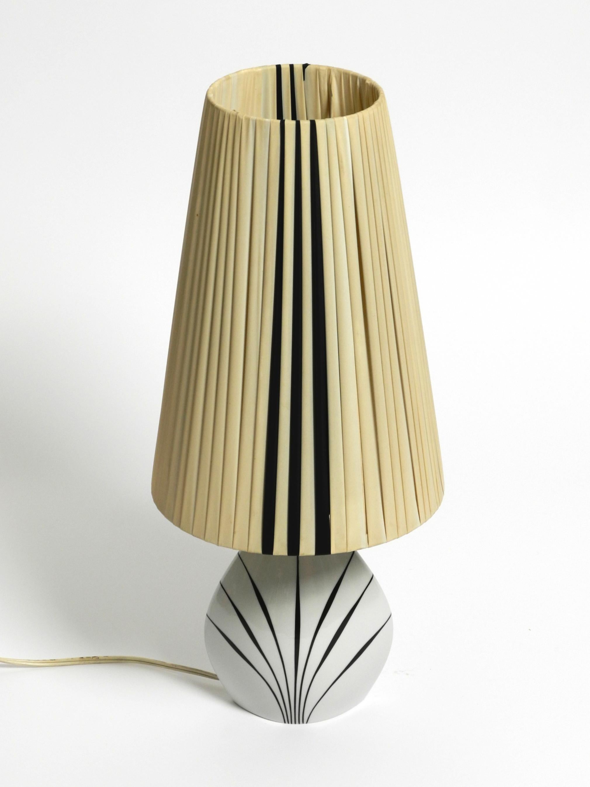 Schöne Tischlampe aus Keramik und Kunststoffschirm aus der Mitte des Jahrhunderts von Alka Kunst im Angebot 10