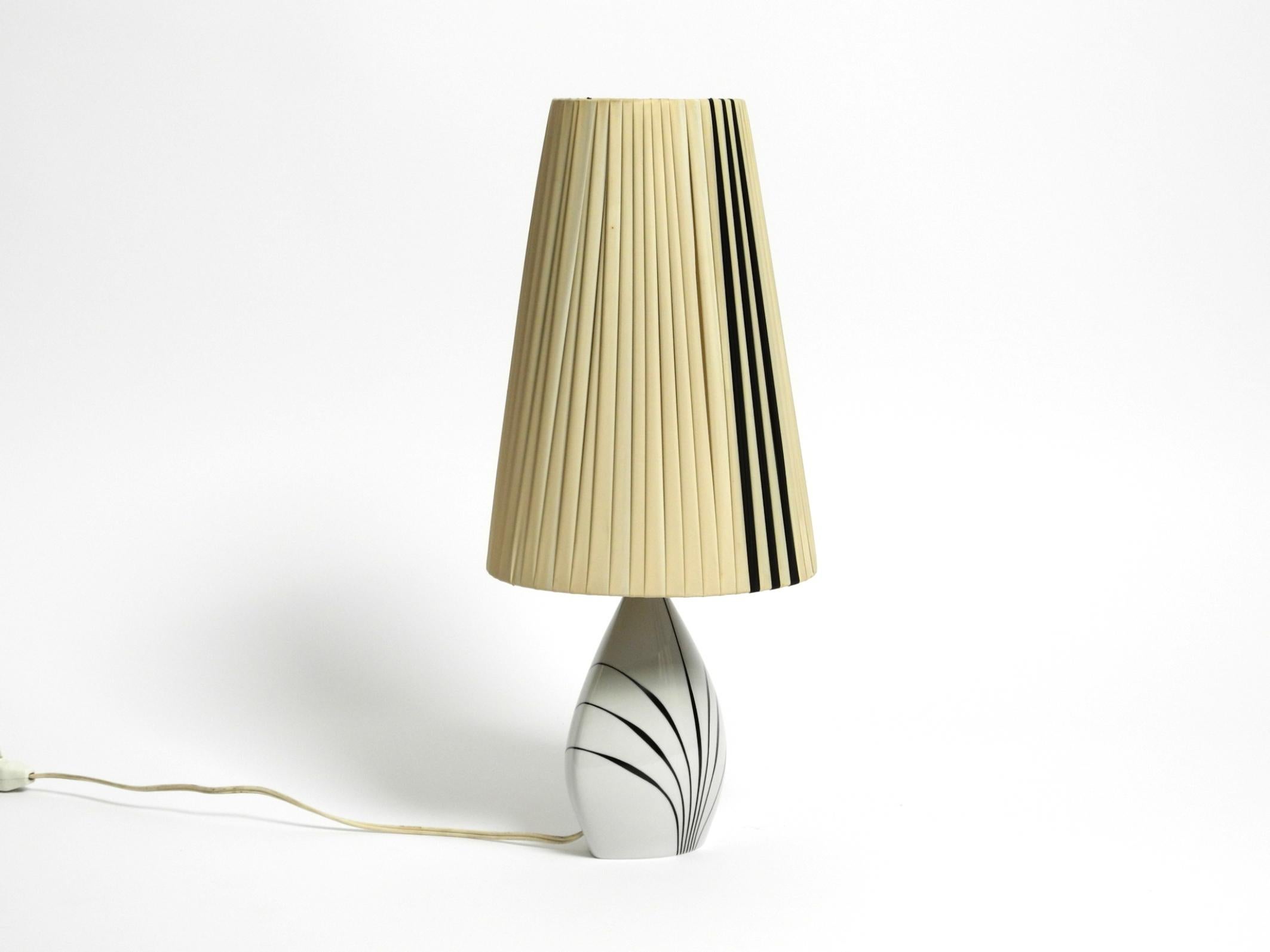 Schöne Keramik-Tischlampe von Alka Kunst aus der Mitte des Jahrhunderts.
Alka-Kunst Porzellanfabrik Alboth und Kaiser. Hergestellt in Deutschland.
Großartiges minimalistisches Design der 1950er Jahre.
Lampenfuß aus hochglänzender weißer Keramik mit