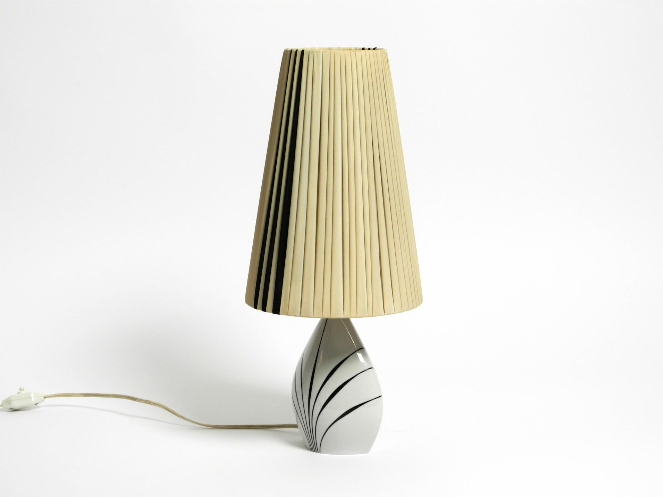 Schöne Tischlampe aus Keramik und Kunststoffschirm aus der Mitte des Jahrhunderts von Alka Kunst (Moderne der Mitte des Jahrhunderts) im Angebot