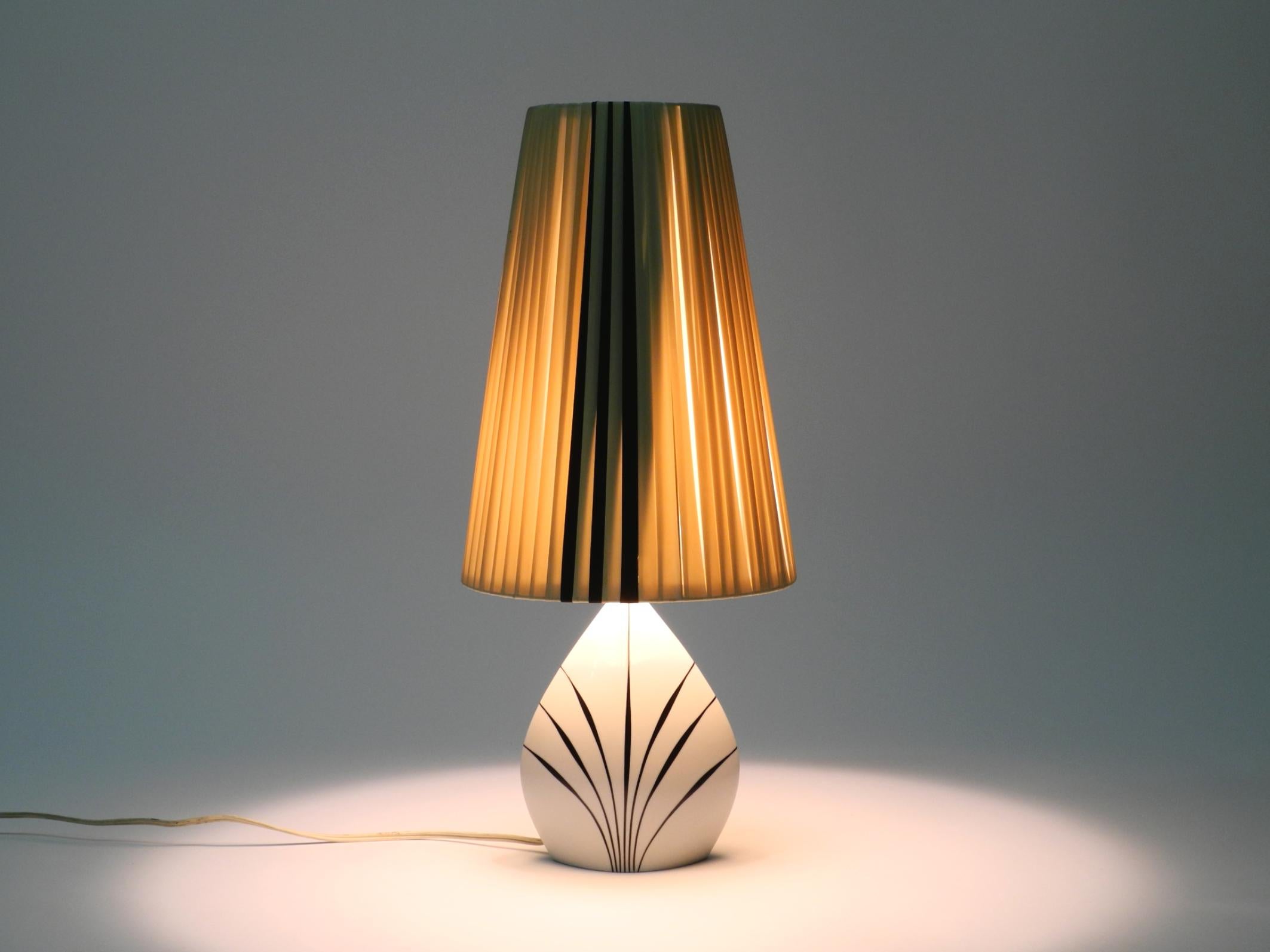 Schöne Tischlampe aus Keramik und Kunststoffschirm aus der Mitte des Jahrhunderts von Alka Kunst (Deutsch) im Angebot