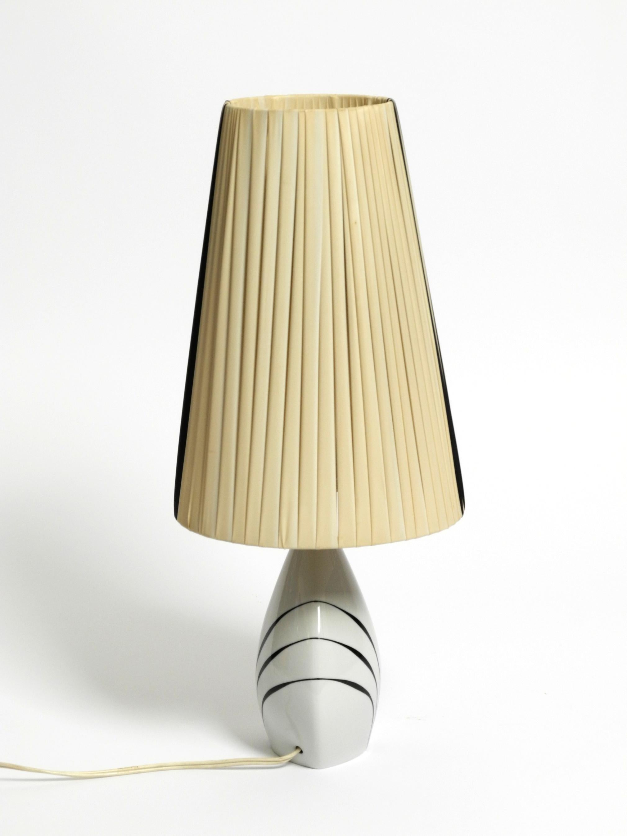 Schöne Tischlampe aus Keramik und Kunststoffschirm aus der Mitte des Jahrhunderts von Alka Kunst im Zustand „Gut“ im Angebot in München, DE