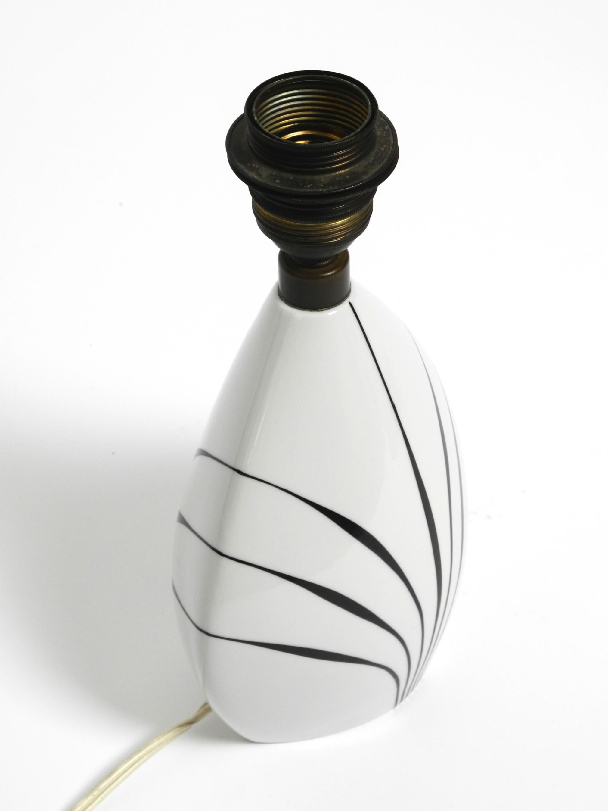 Schöne Tischlampe aus Keramik und Kunststoffschirm aus der Mitte des Jahrhunderts von Alka Kunst im Angebot 1