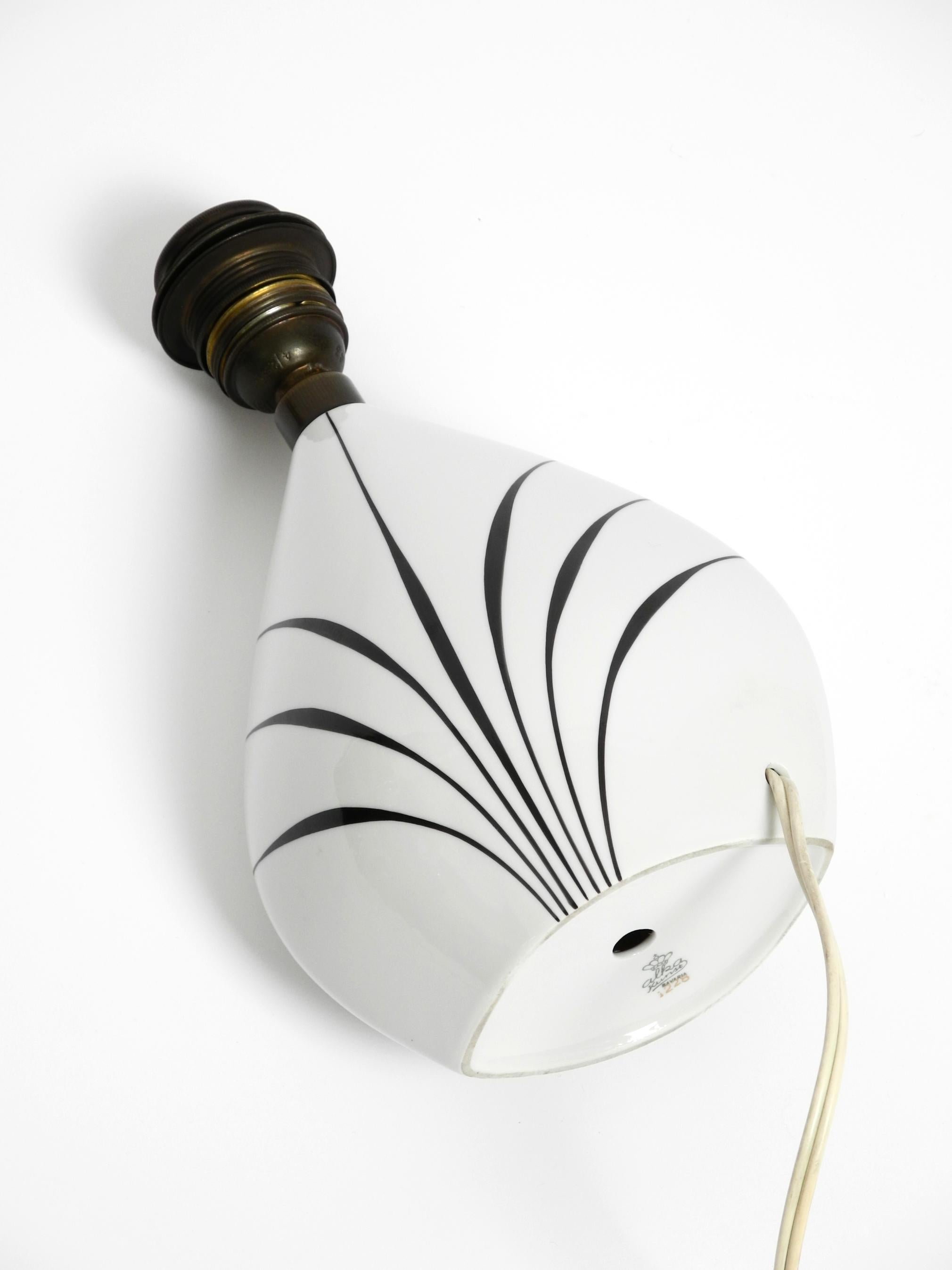 Schöne Tischlampe aus Keramik und Kunststoffschirm aus der Mitte des Jahrhunderts von Alka Kunst im Angebot 2