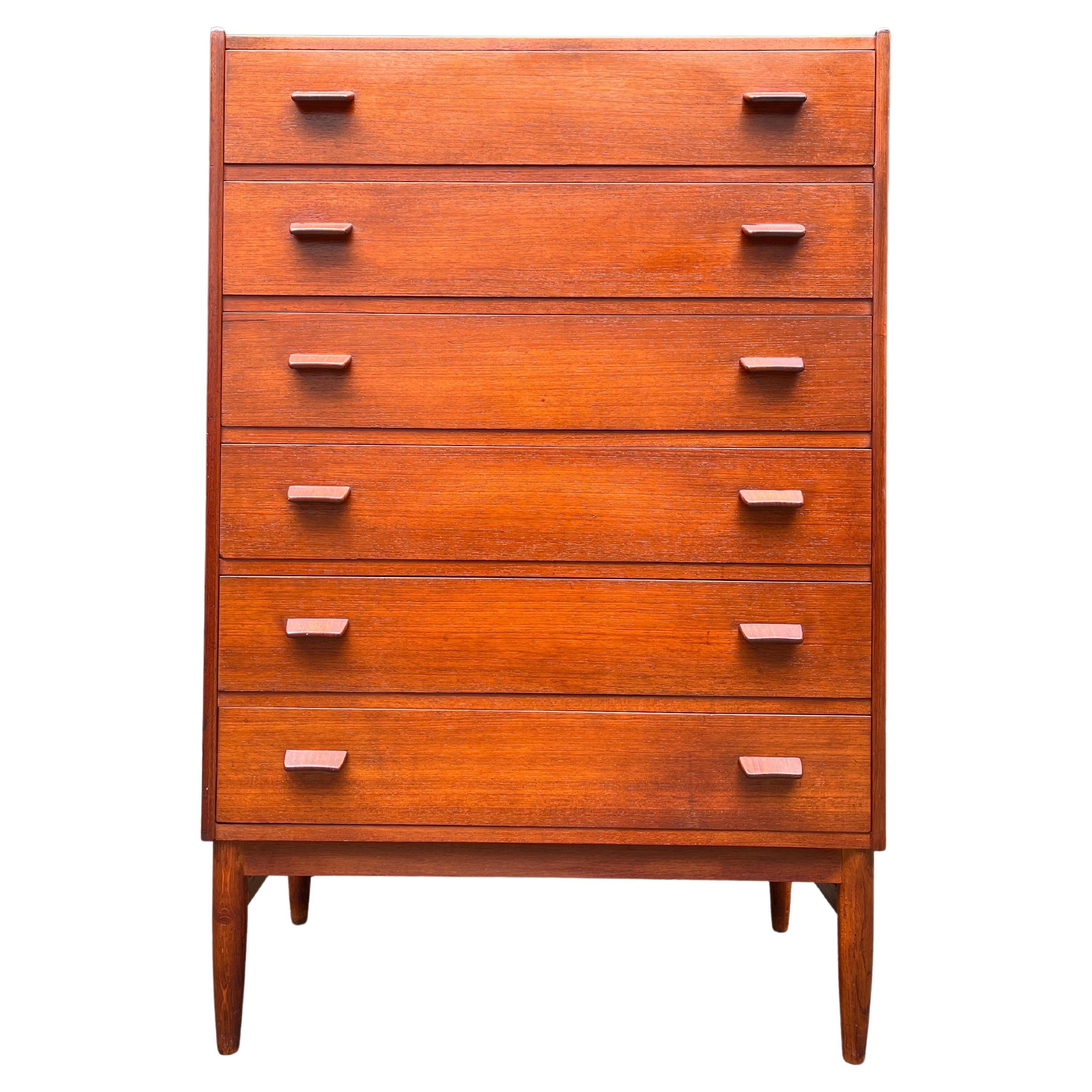 Magnifique commode à six tiroirs en teck des années 1950 réalisée par Poul M. Volther pour FDB Mobler Danemark. Les deux sont fonctionnels et d'un design élégant. Les tirettes allongées sont uniques. En merveilleux état d'origine. 

Le bois a été